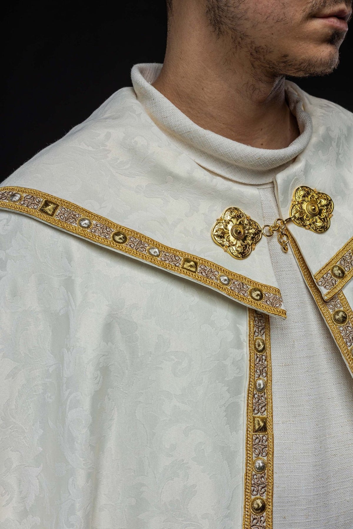 Kapa z barankiem wielkanocnym uszyta na ozdobnej tkaninie - SZATYLITURGICZNE.PL
