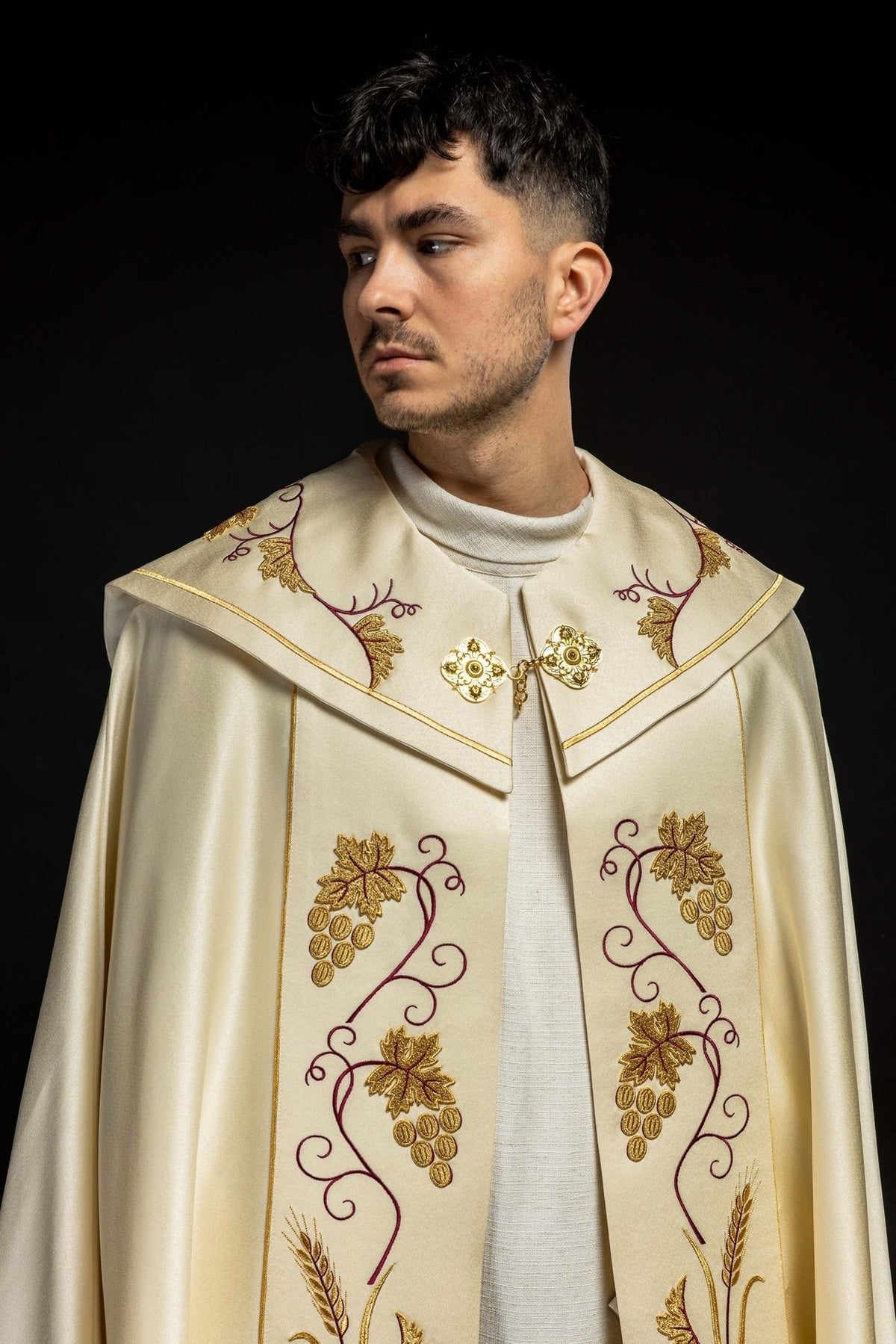 Kapa z wzorem IHS i winogronami w kolorze ecru - SZATYLITURGICZNE.PL