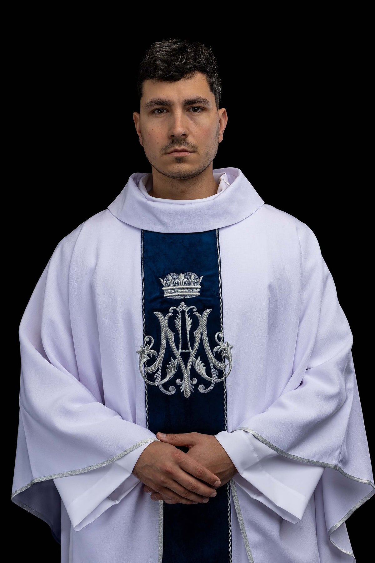 Biały ornat na uroczystości maryjne z ukoronowanym monogramem Maryi, widok z przodu