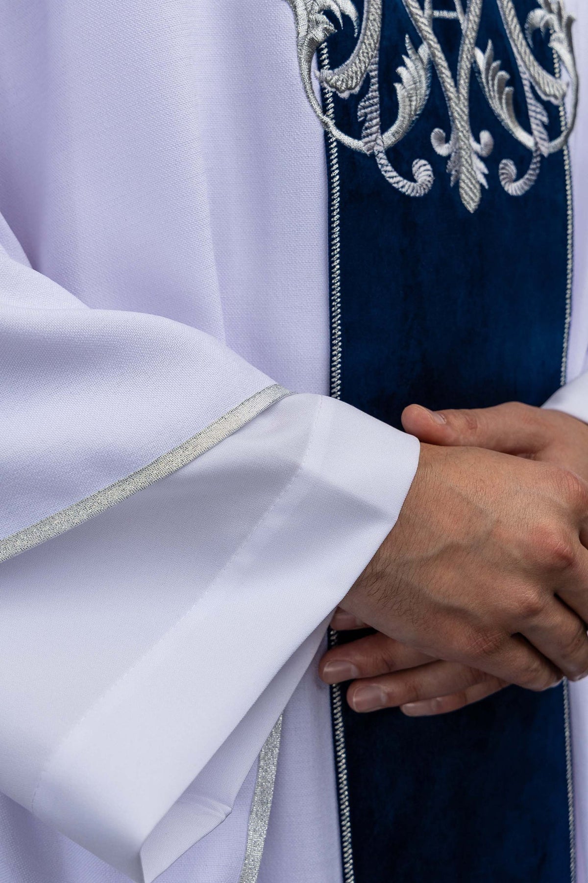 Biały ornat maryjny z ukoronowanym monogramem Maryi, detal srebrnego obszycia rękawa
