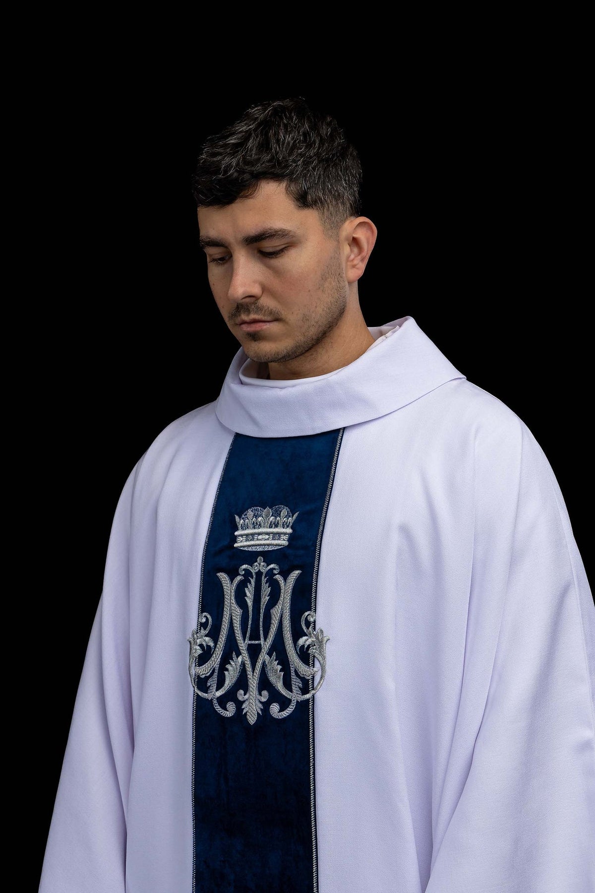 Biały ornat maryjny z ukoronowanym monogramem Maryi, widok z przodu pod kątem