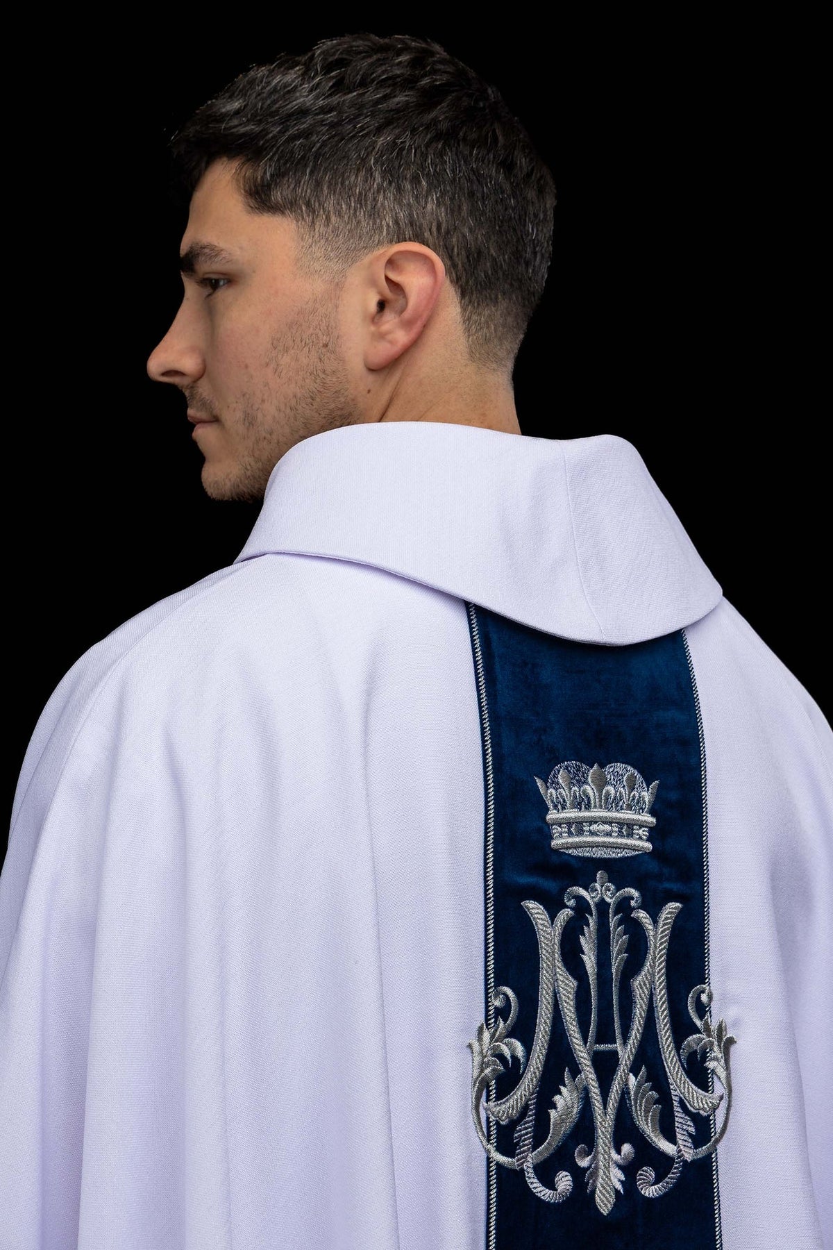 Biały ornat maryjny z ukoronowanym monogramem Maryi, widok z tyłu