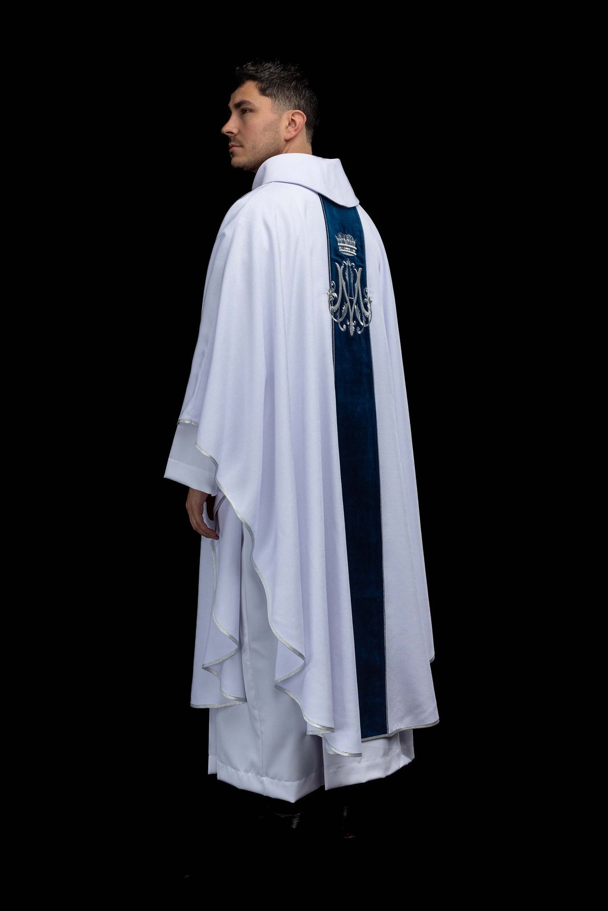 Biały ornat maryjny z ukoronowanym monogramem Maryi, widok z boku