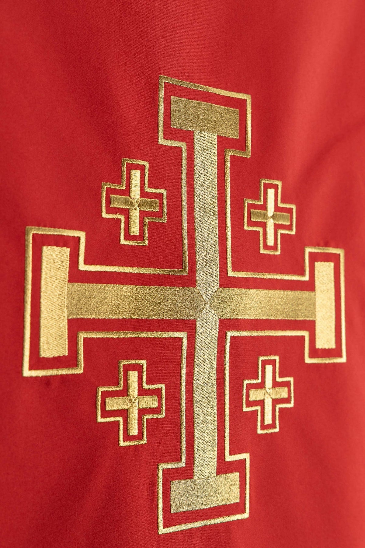 Czerwona serweta z haftem Krzyża Jerozolimskiego, zbliżenie haftu