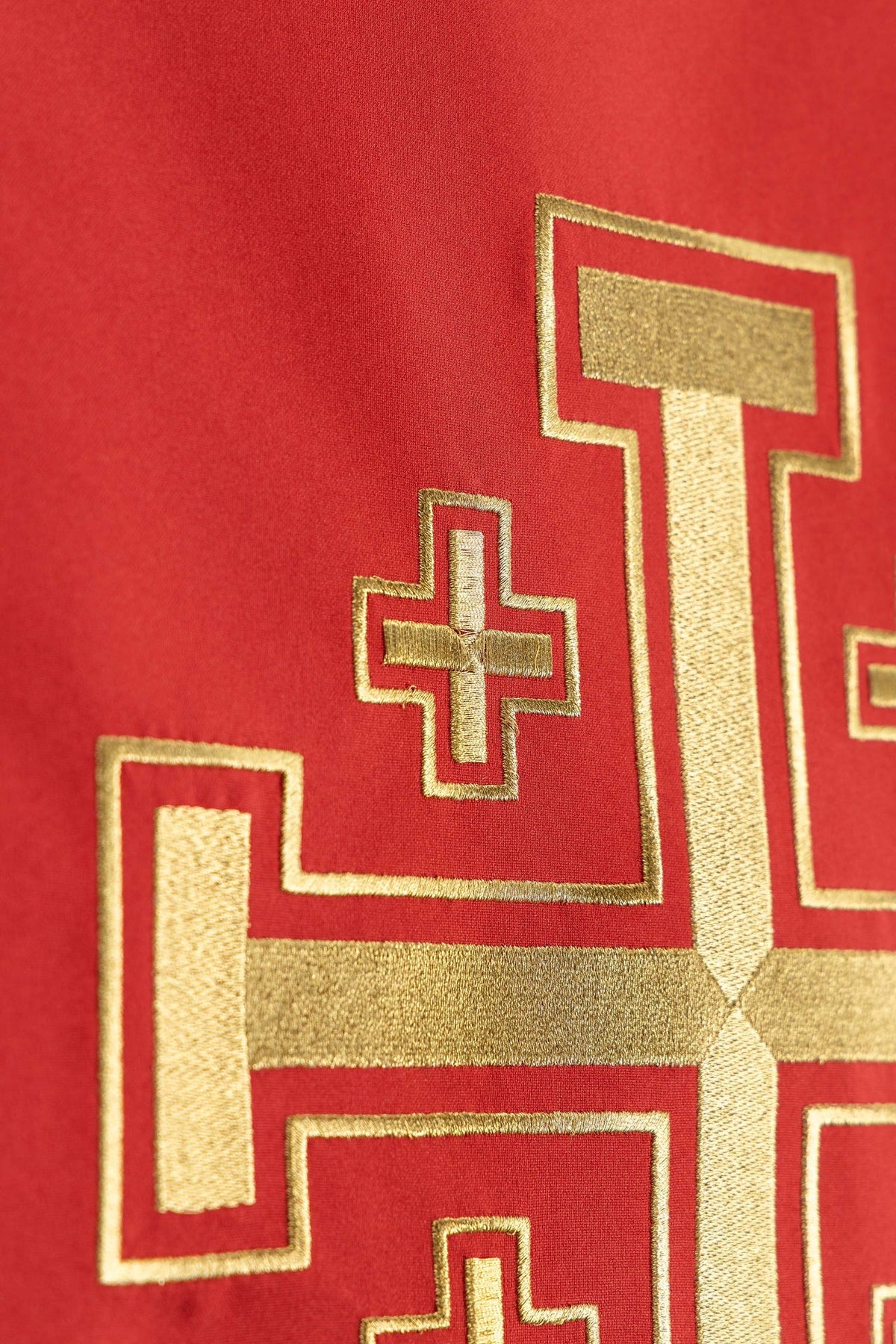 Czerwona serweta z haftem Krzyża Jerozolimskiego, detal lewej części wzoru
