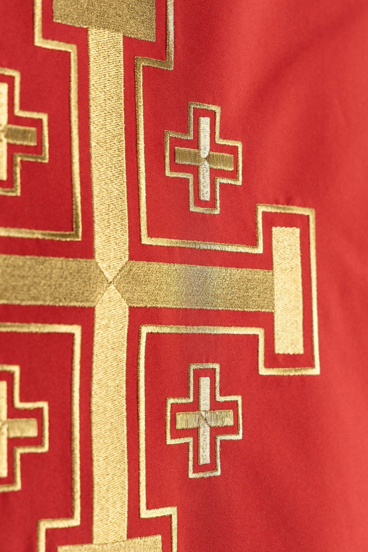 Czerwona serweta z haftem Krzyża Jerozolimskiego, detal prawej części wzoru