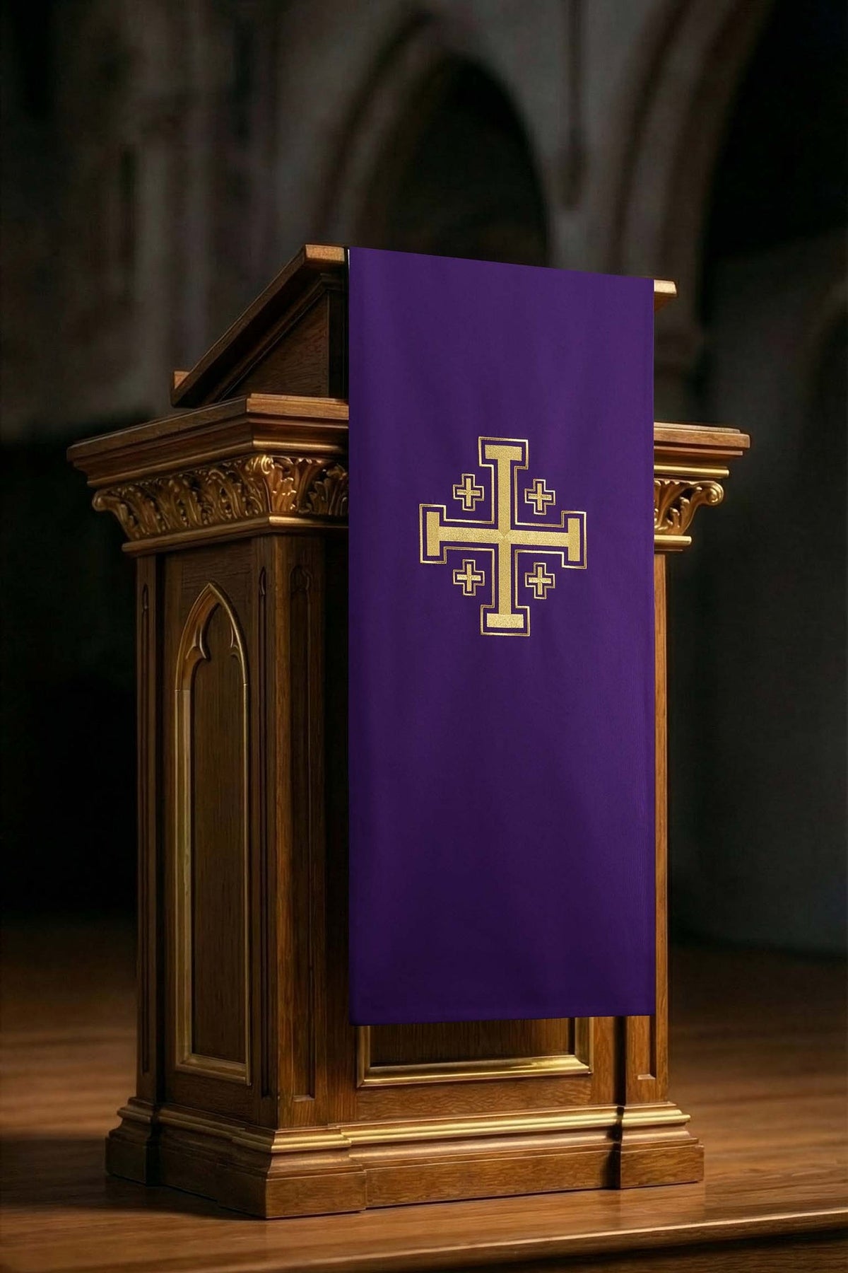 Fioletowa serweta na lektorium na Adwent i Wielki Post z Krzyżem Jerozolimskim, widok z przodu