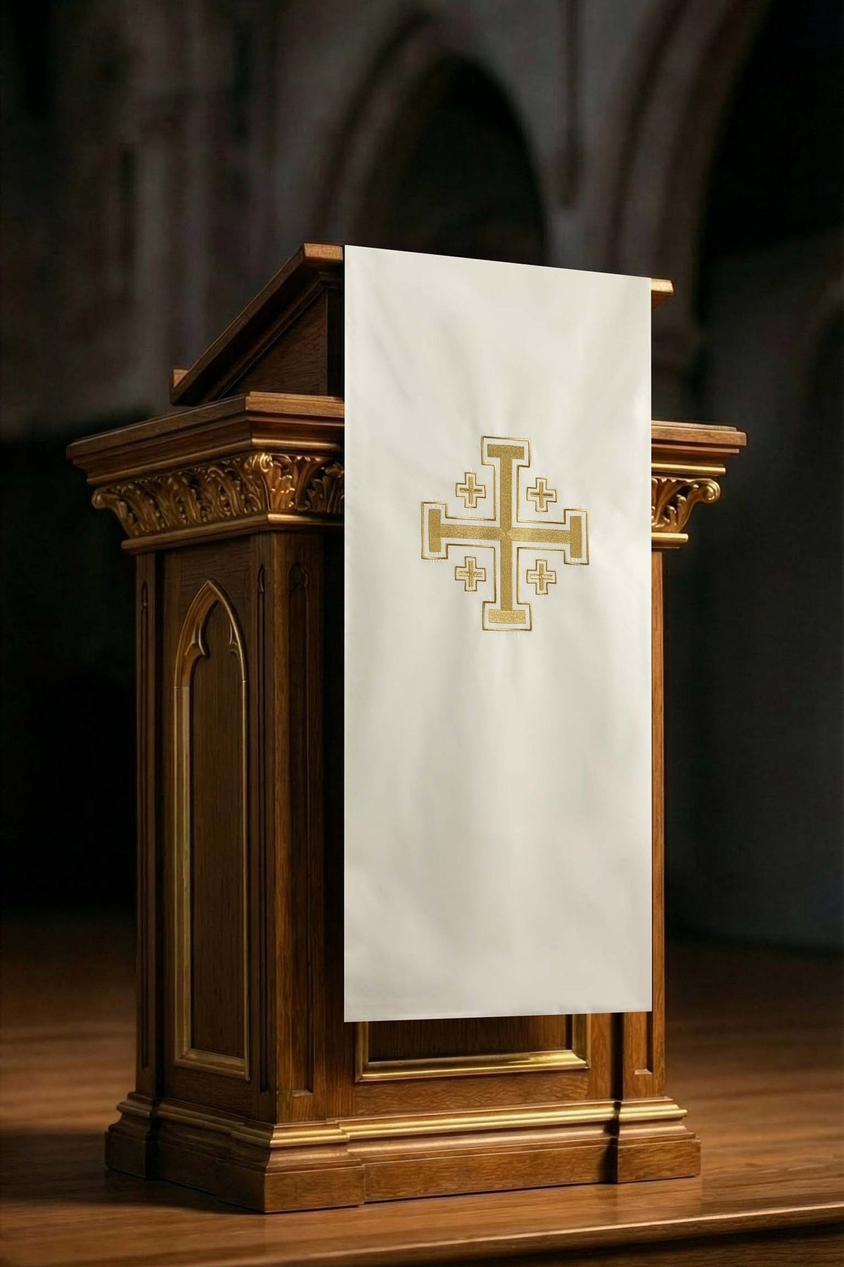 Ecru serweta na lektorium na uroczystości z Krzyżem Jerozolimskim, widok z przodu