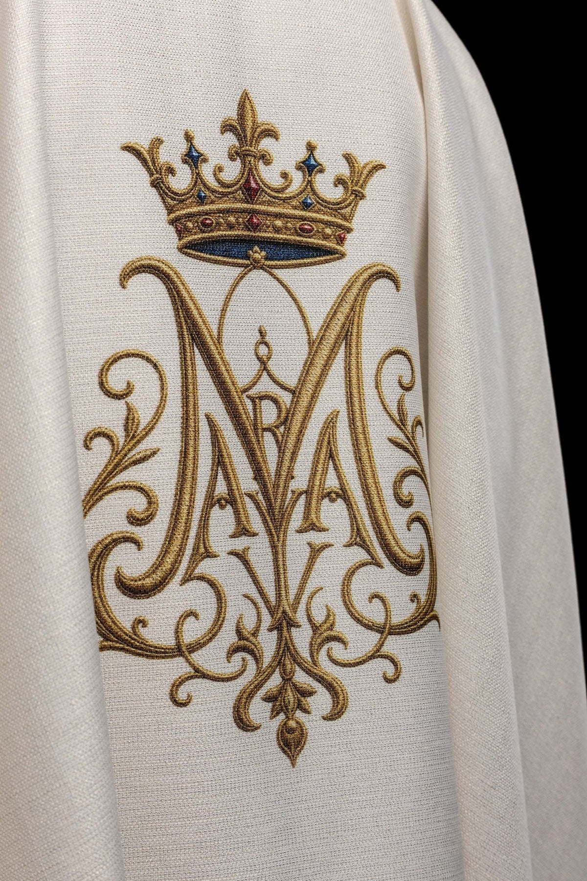 Biały ornat z monogramem maryjnym pod koroną, widok z tyłu