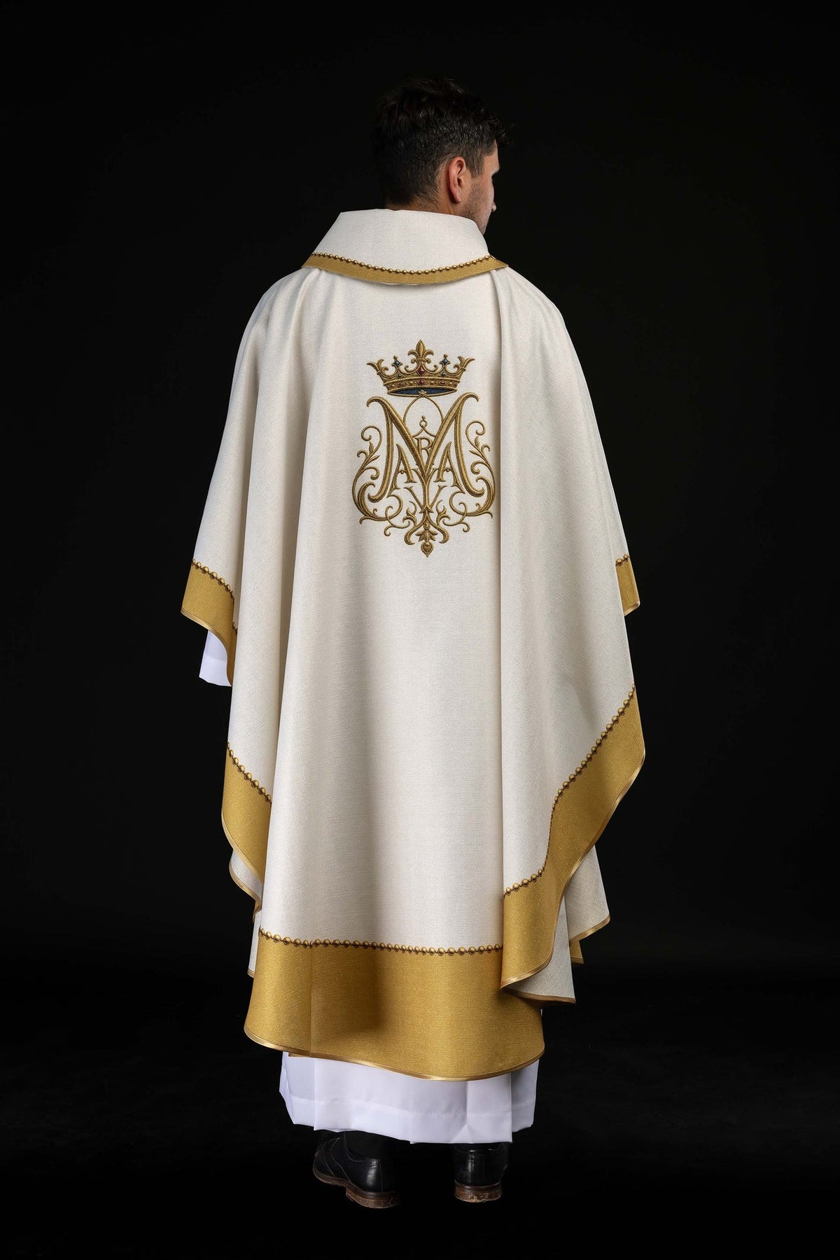 Biały ornat z koroną i monogramem maryjnym, zbliżenie haftu z tyłu