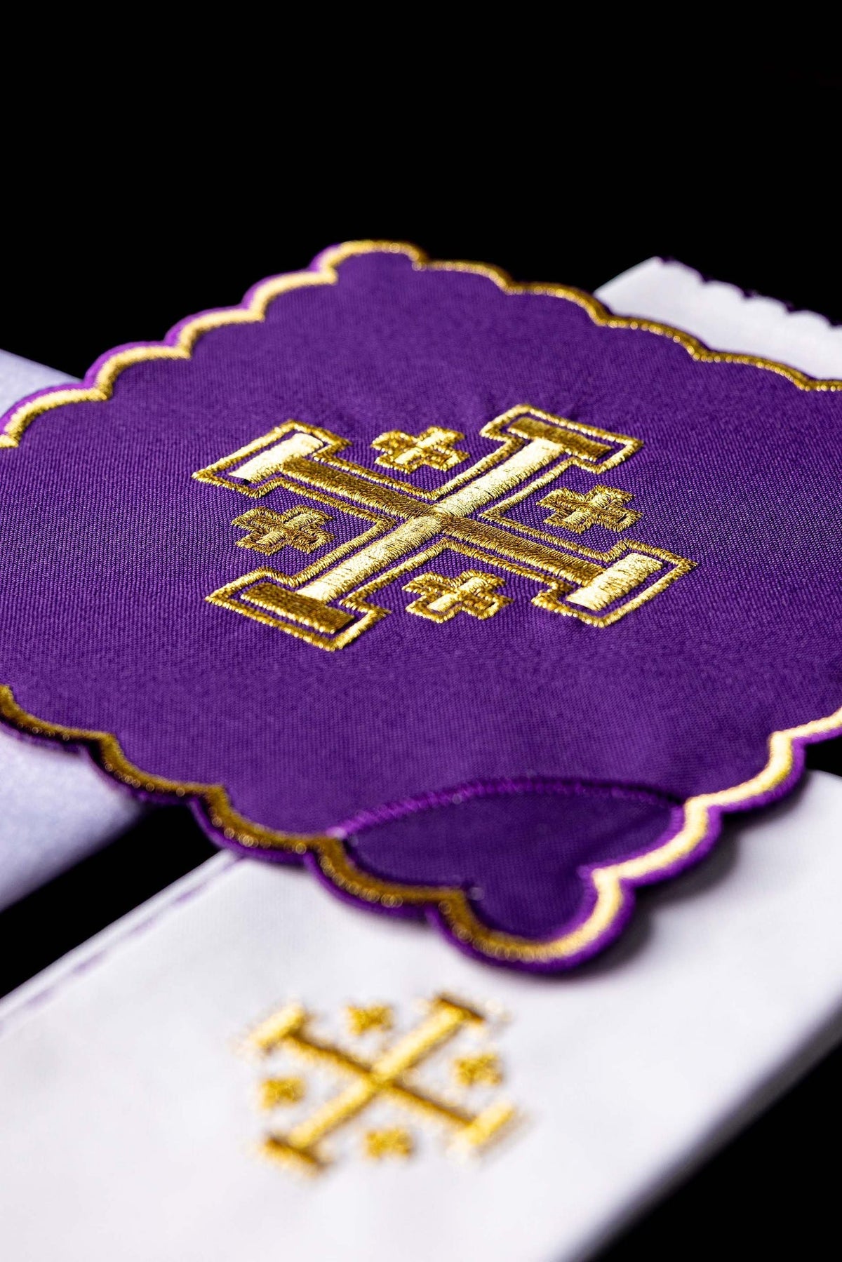 Komplet Kielichowy Fioletowy Krzyż Jerozolimski - Haftowany - SZATYLITURGICZNE.PL