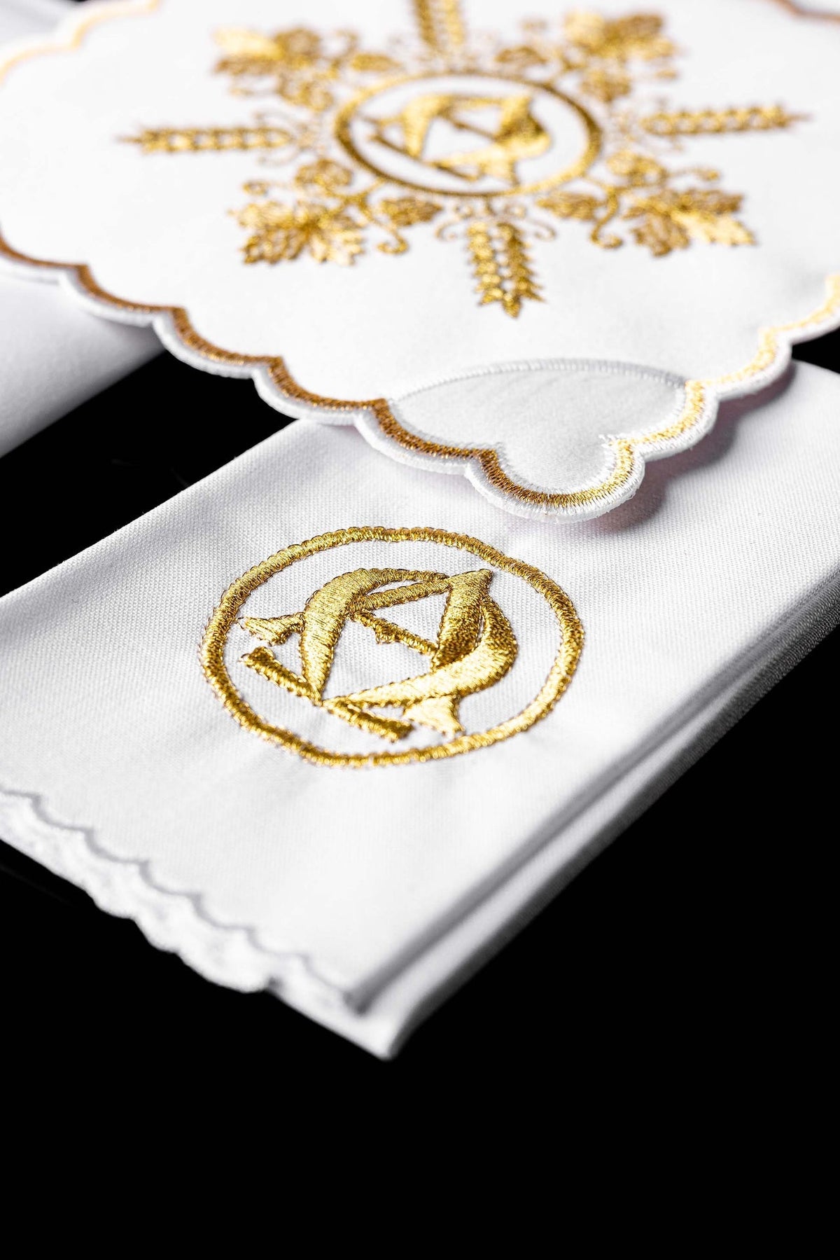 Komplet kielichowy haftowany z motywem alfa i omega biały - SZATYLITURGICZNE.PL