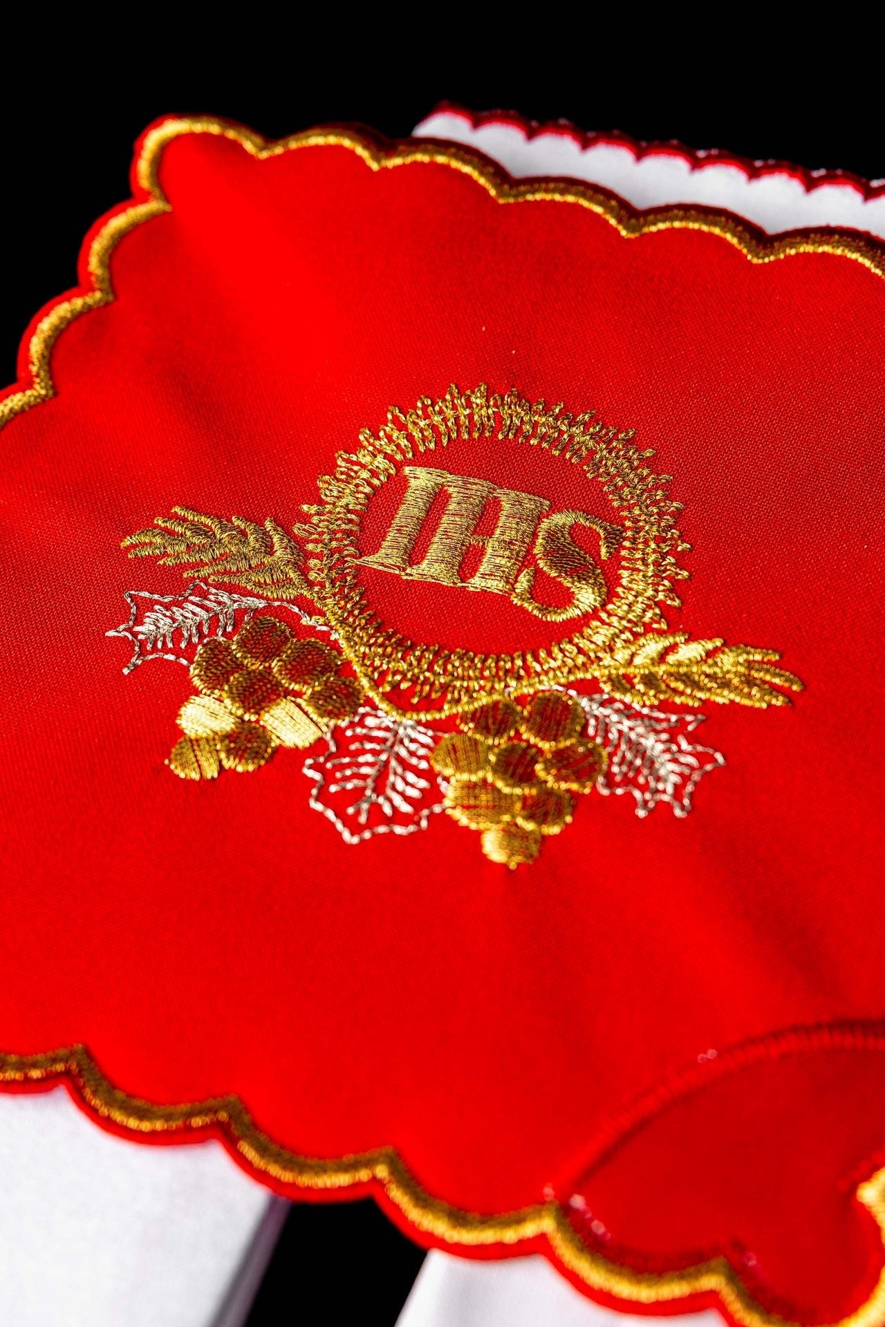 Komplet kielichowy haftowany z motywem IHS czerwony - SZATYLITURGICZNE.PL