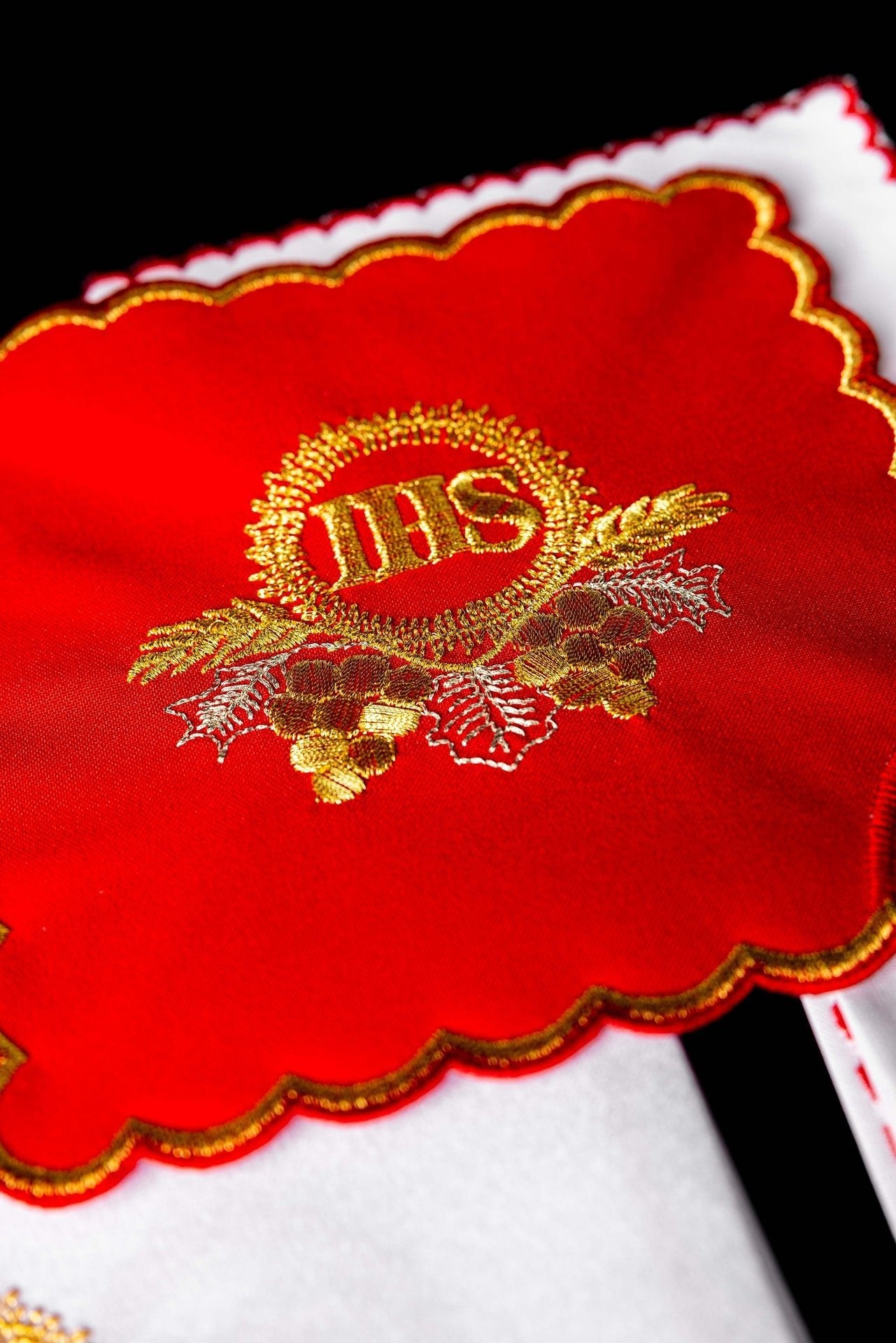 Komplet kielichowy haftowany z motywem IHS czerwony - SZATYLITURGICZNE.PL