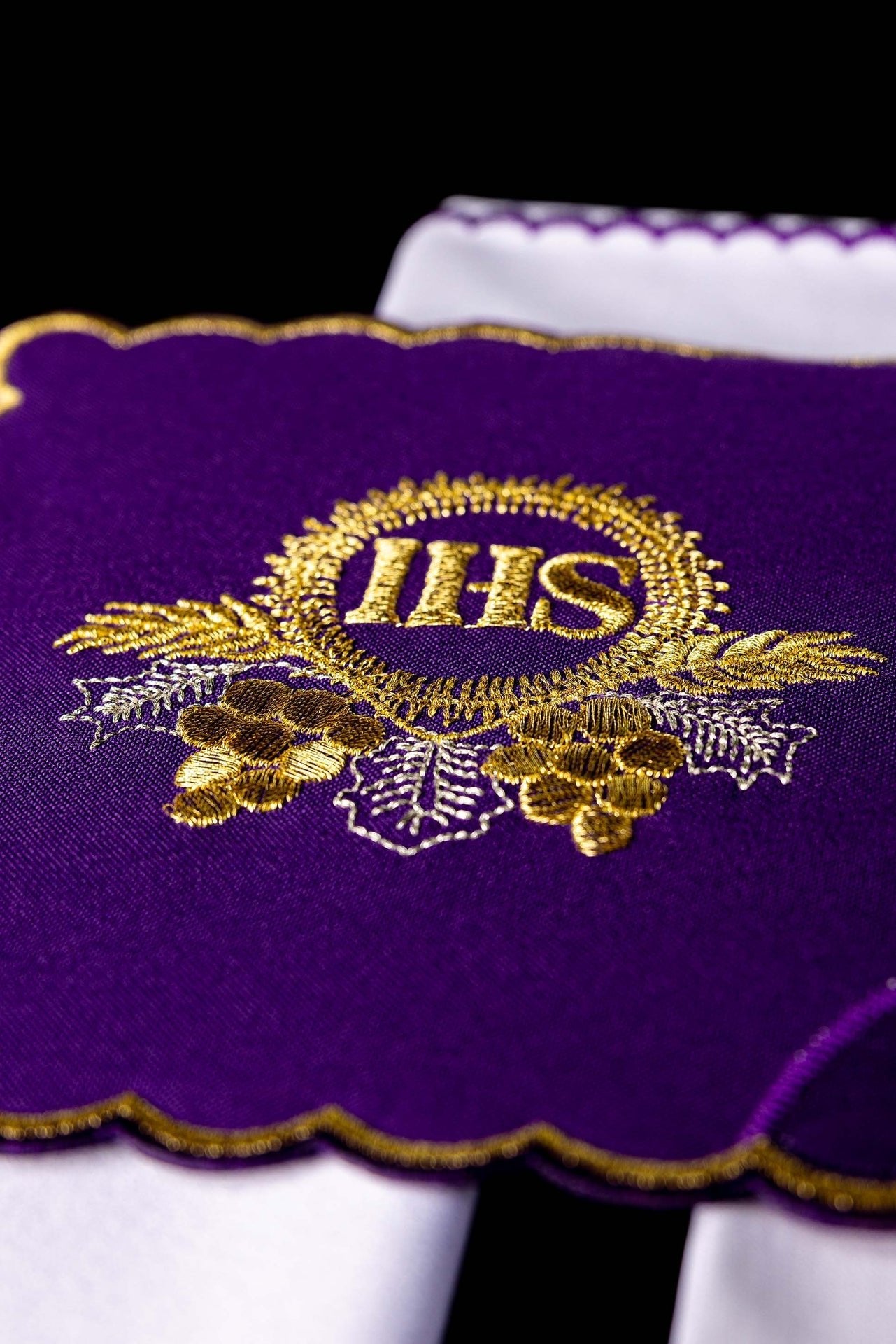 Komplet kielichowy haftowany z motywem IHS fioletowy - SZATYLITURGICZNE.PL