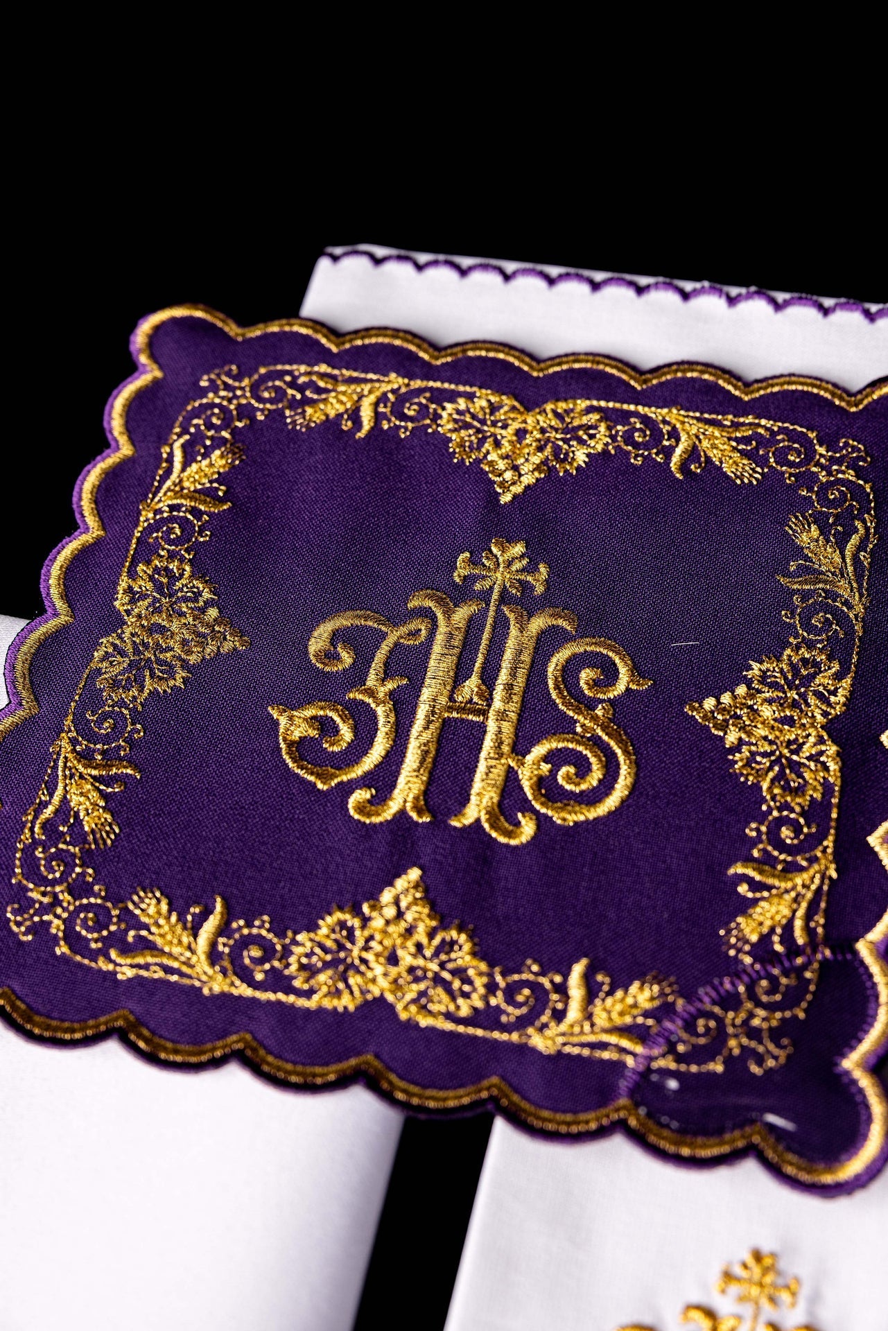 Komplet kielichowy haftowany z motywem IHS fioletowy - SZATYLITURGICZNE.PL