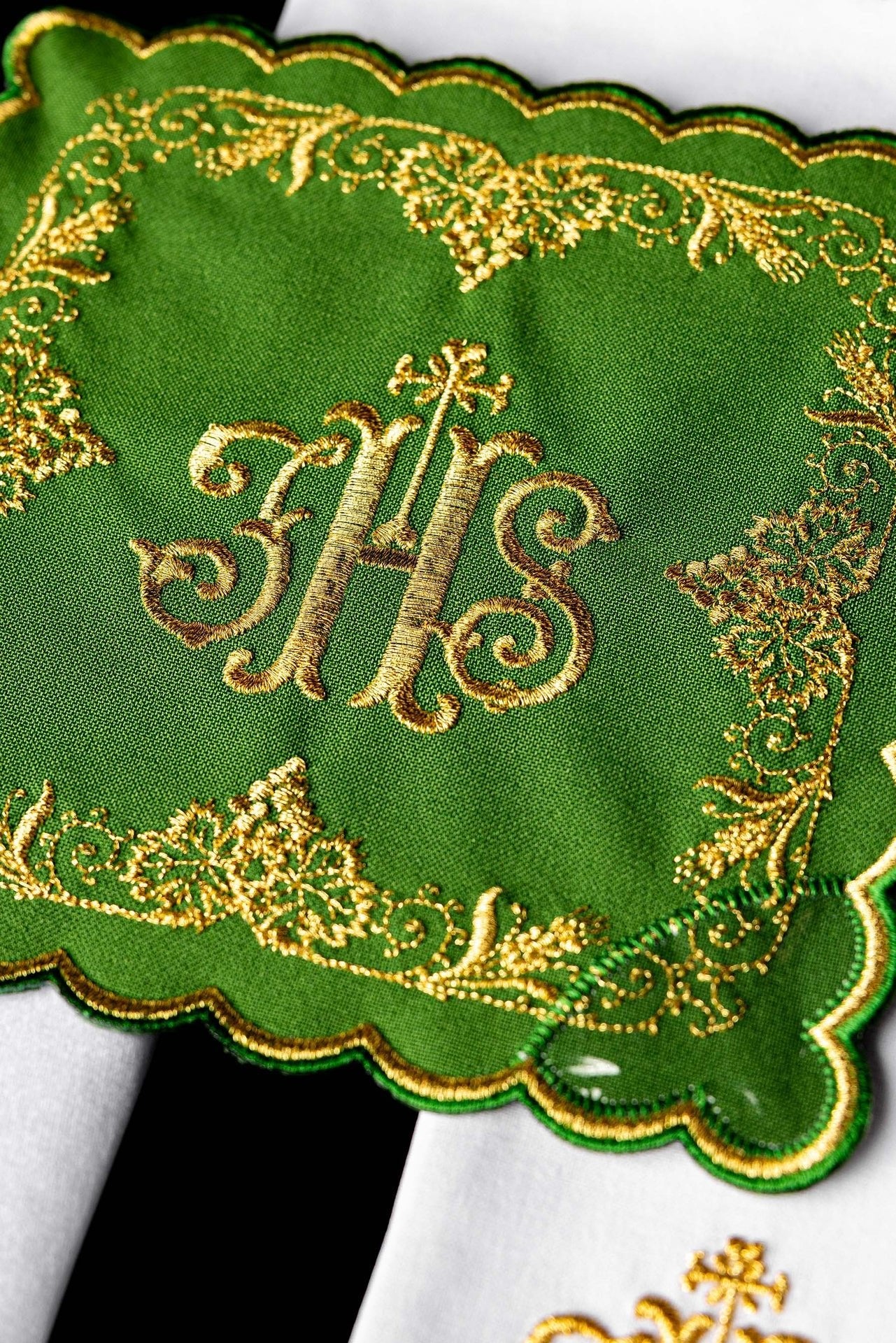 Komplet kielichowy haftowany z motywem IHS zielony - SZATYLITURGICZNE.PL