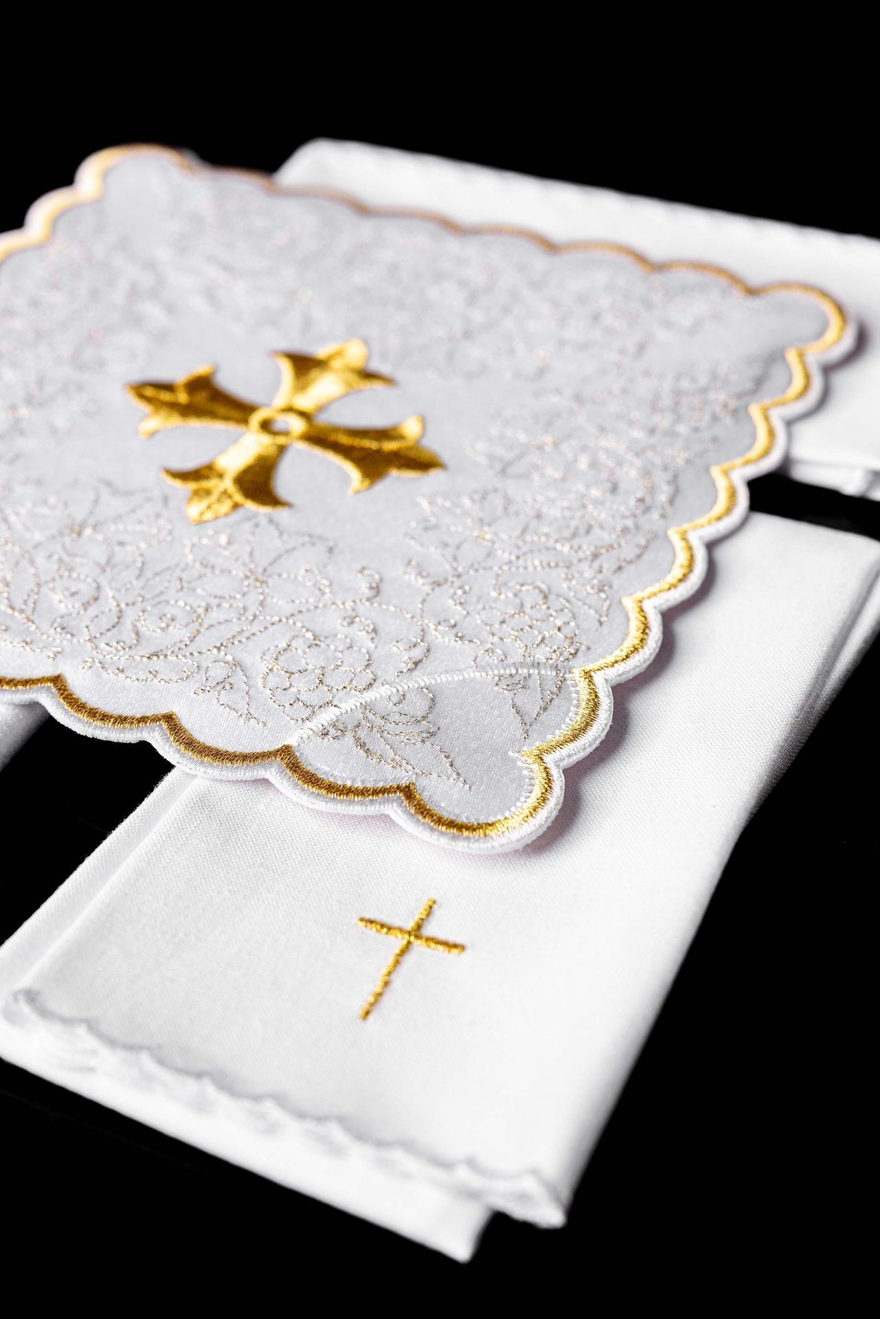 Komplet kielichowy haftowany z motywem krzyża biały - SZATYLITURGICZNE.PL