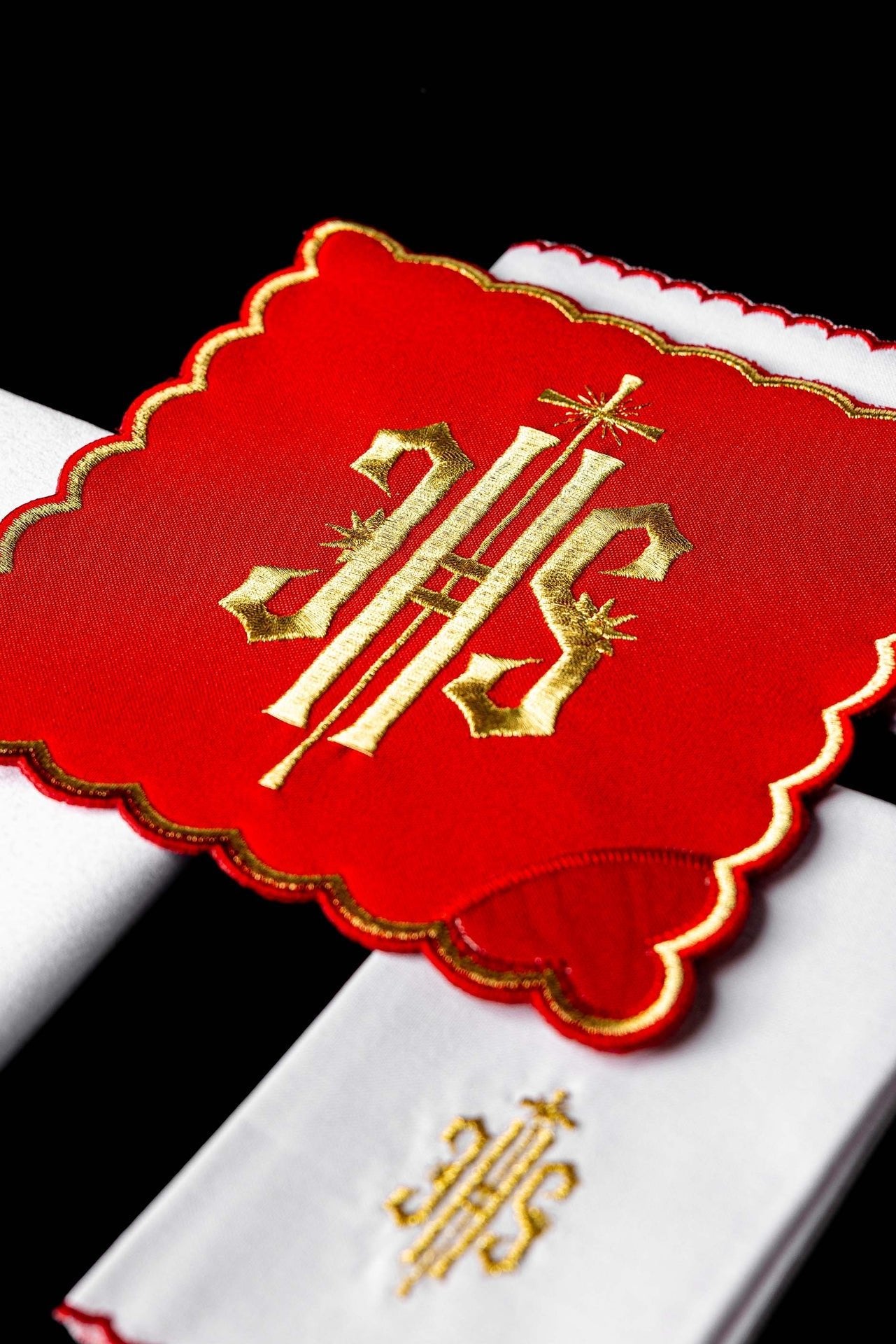 Komplet Kielichowy IHS Czerwony - Haftowany Złotą Nicią - SZATYLITURGICZNE.PL