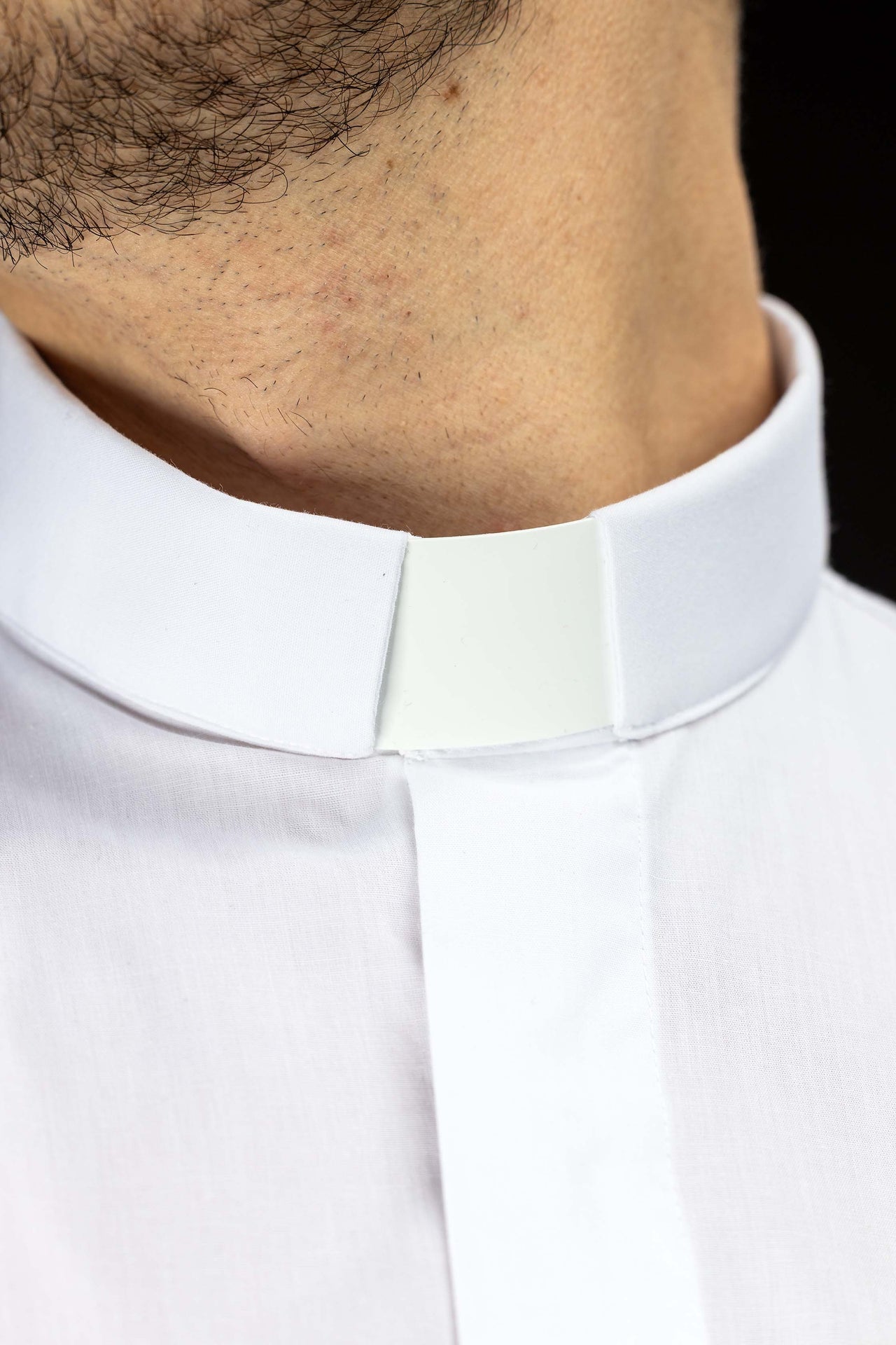 Koszula kapłańska biała z krótkim rękawem i koloratką - SZATYLITURGICZNE.PL