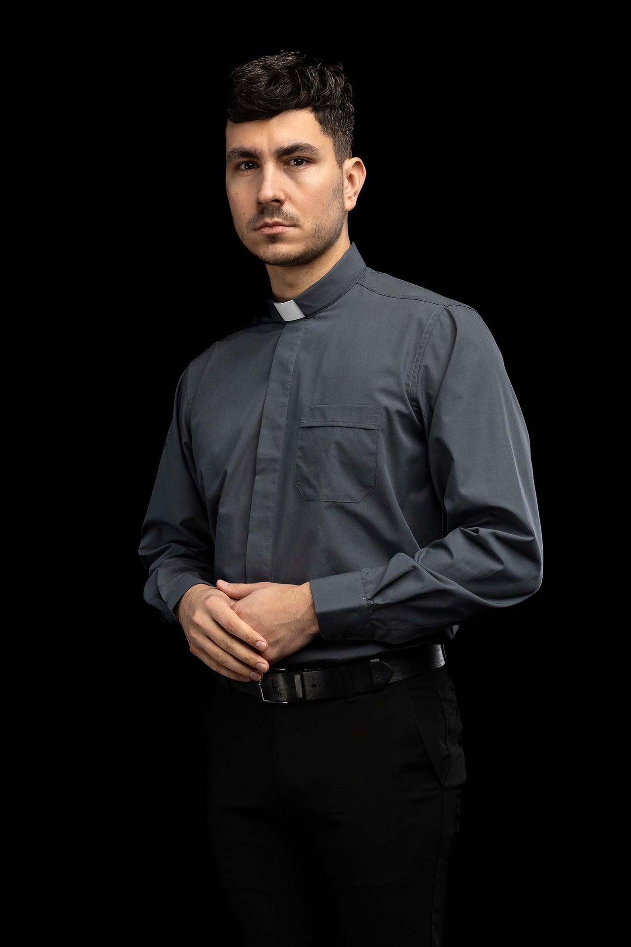 Koszula kapłańska ciemnoszara z długim rękawem i koloratką - SZATYLITURGICZNE.PL