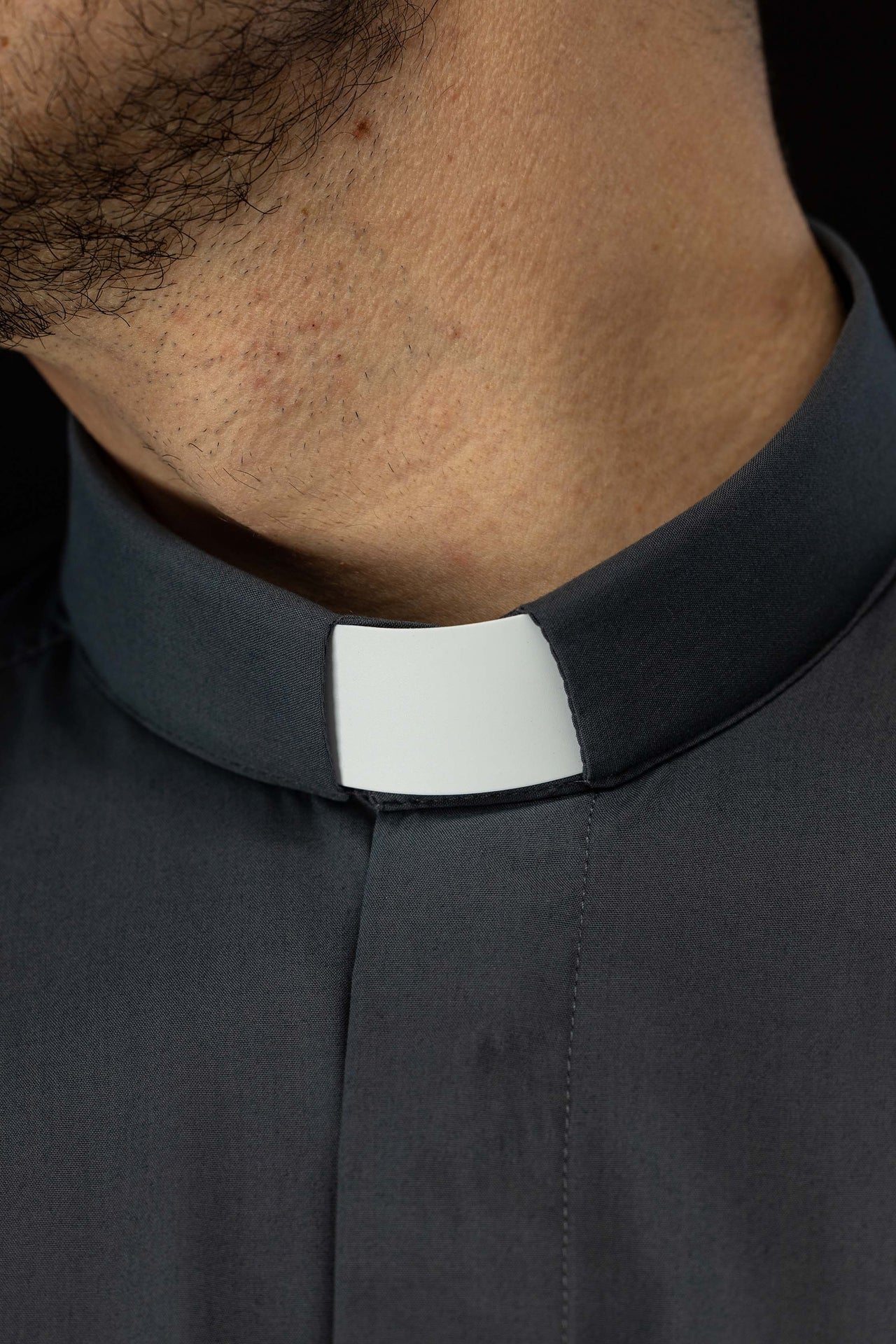 Koszula kapłańska ciemnoszara z krótkim rękawem i koloratką - SZATYLITURGICZNE.PL