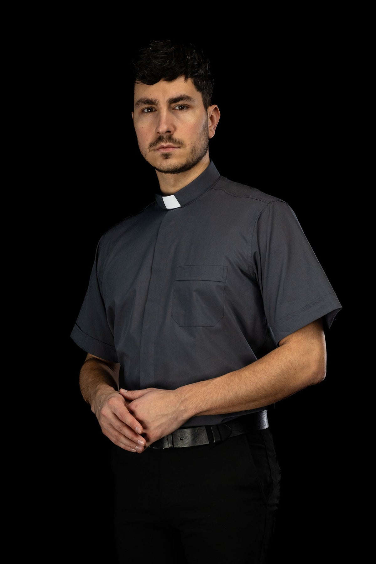 Koszula kapłańska ciemnoszara z krótkim rękawem i koloratką - SZATYLITURGICZNE.PL