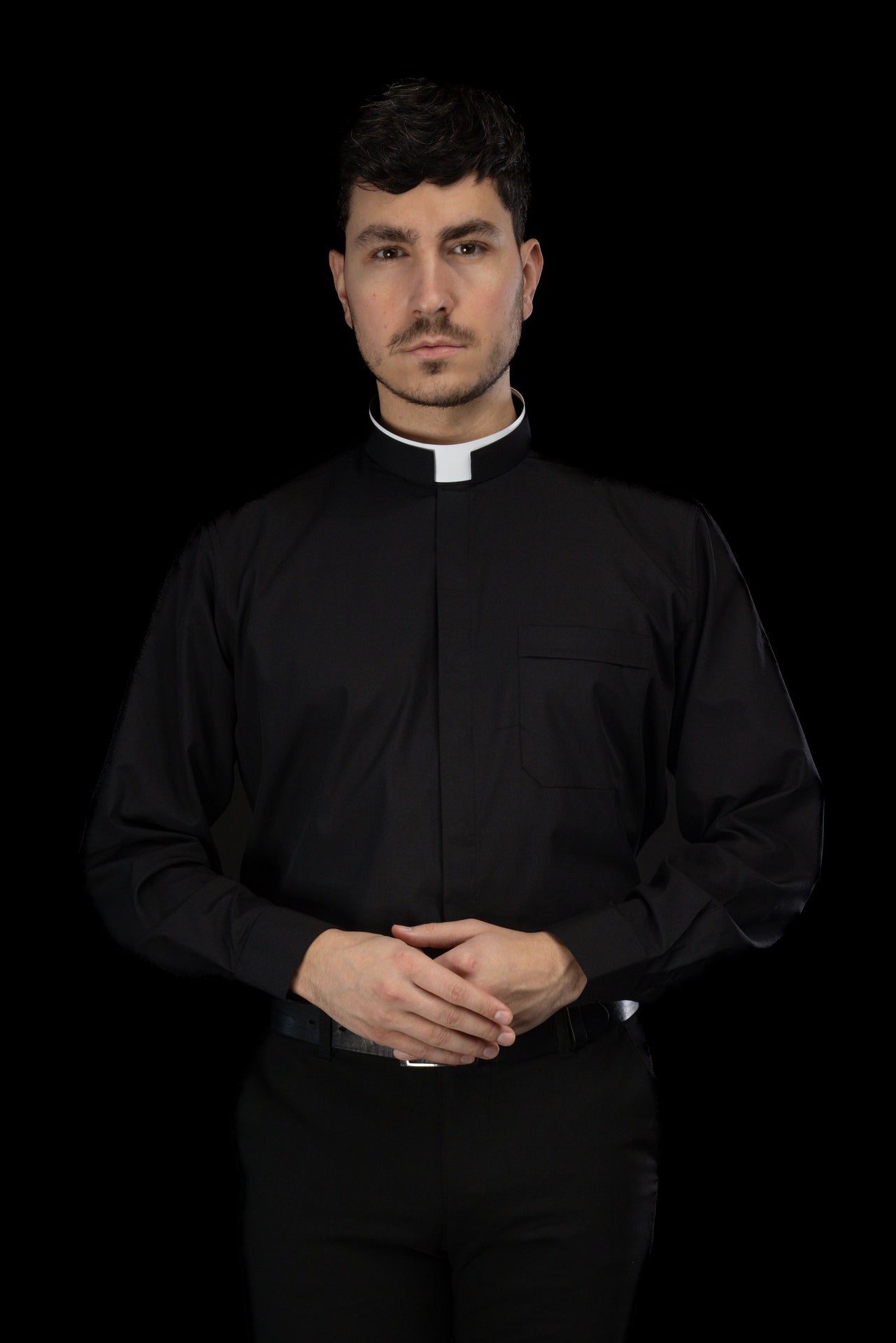 Koszula kapłańska rzymska czarna z długim rękawem i koloratką - SZATYLITURGICZNE.PL