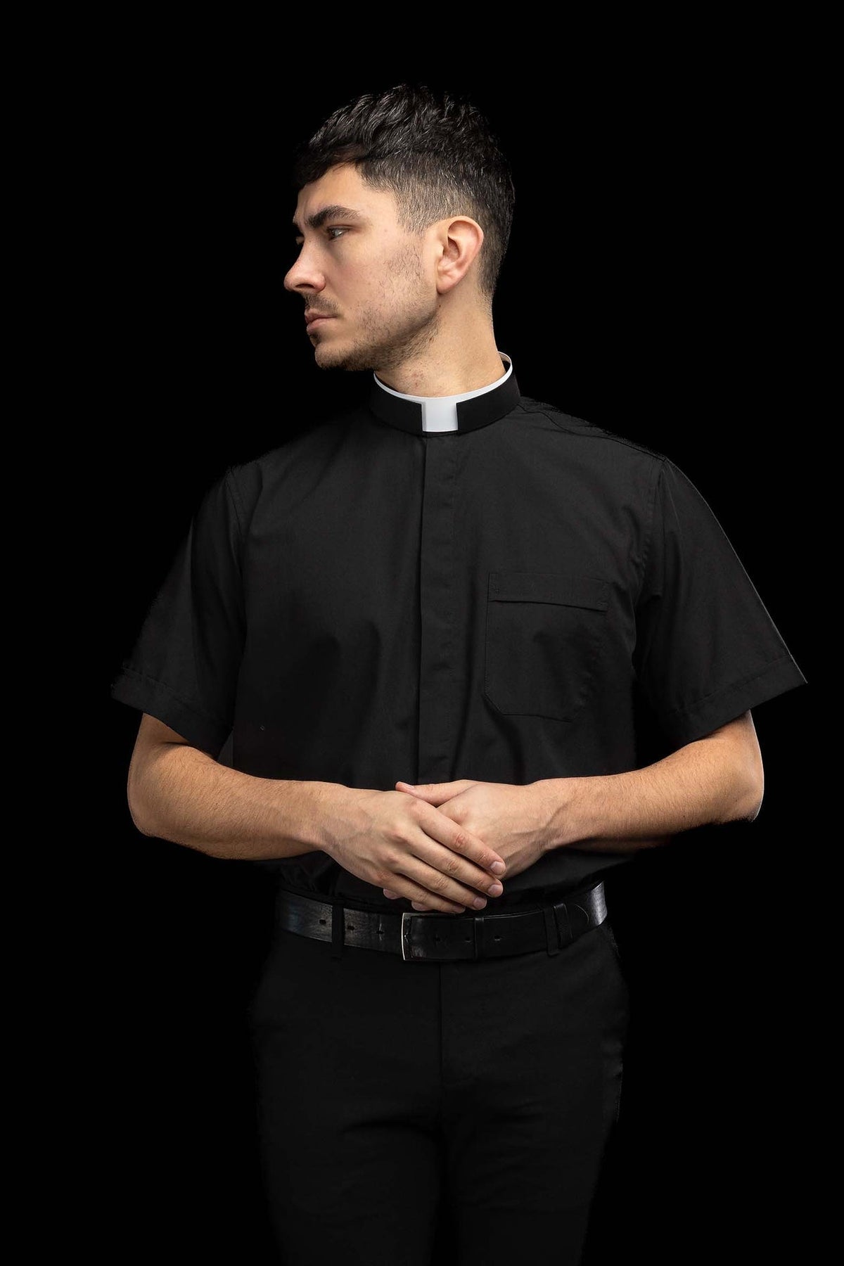Koszula kapłańska rzymska czarna z krótkim rękawem i koloratką - SZATYLITURGICZNE.PL