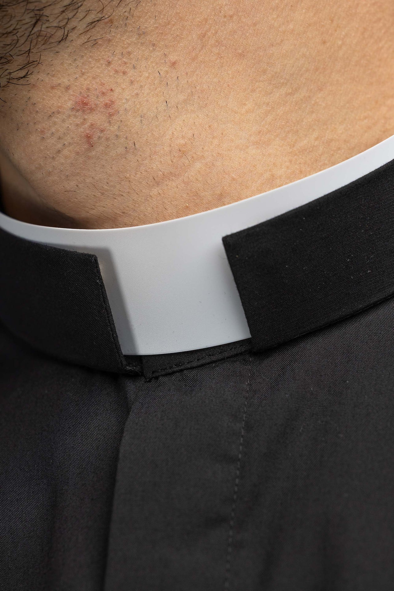 Koszula kapłańska rzymska czarna z krótkim rękawem i koloratką - SZATYLITURGICZNE.PL
