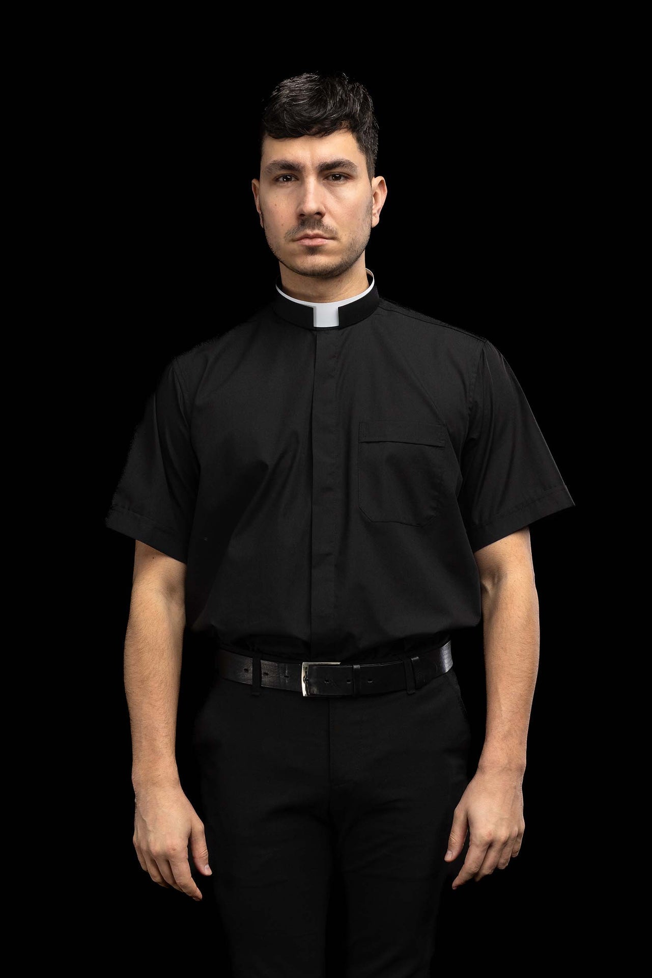 Koszula kapłańska rzymska czarna z krótkim rękawem i koloratką - SZATYLITURGICZNE.PL
