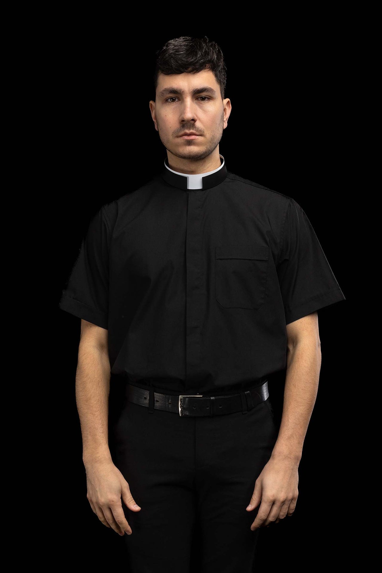 Koszula kapłańska rzymska czarna z krótkim rękawem i koloratką - SZATYLITURGICZNE.PL
