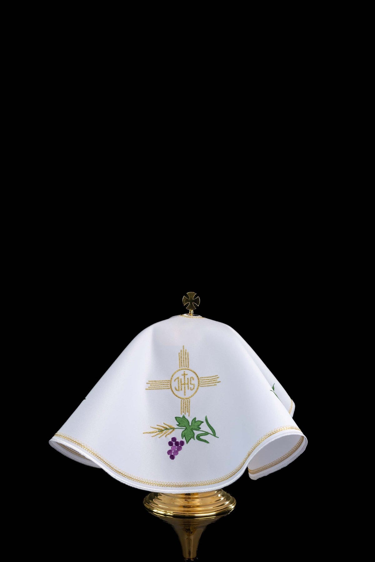 Biały welon na puszkę z haftem IHS i motywem eucharystycznym, widok z przodu