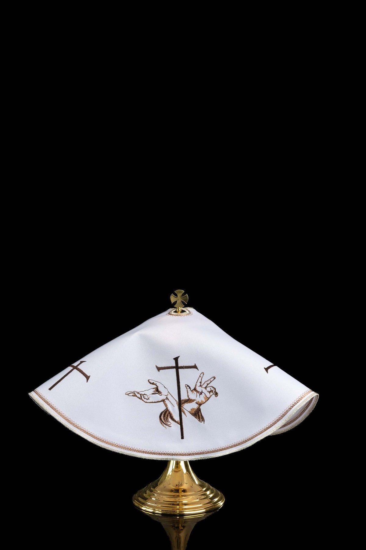 Biały welon na puszkę do użytku franciszkańskiego z krzyżem i ranami Chrystusa, widok z przodu