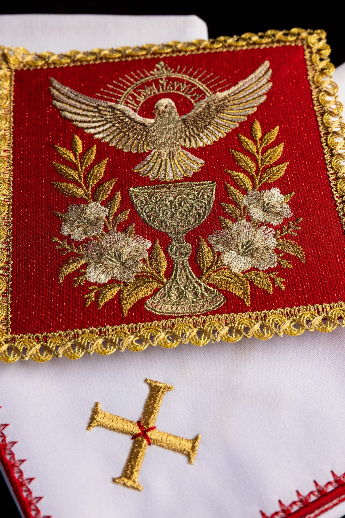Czerwona bielizna kielichowa z haftem gołębicy i Kielicha Eucharystycznego, zbliżenie haftu