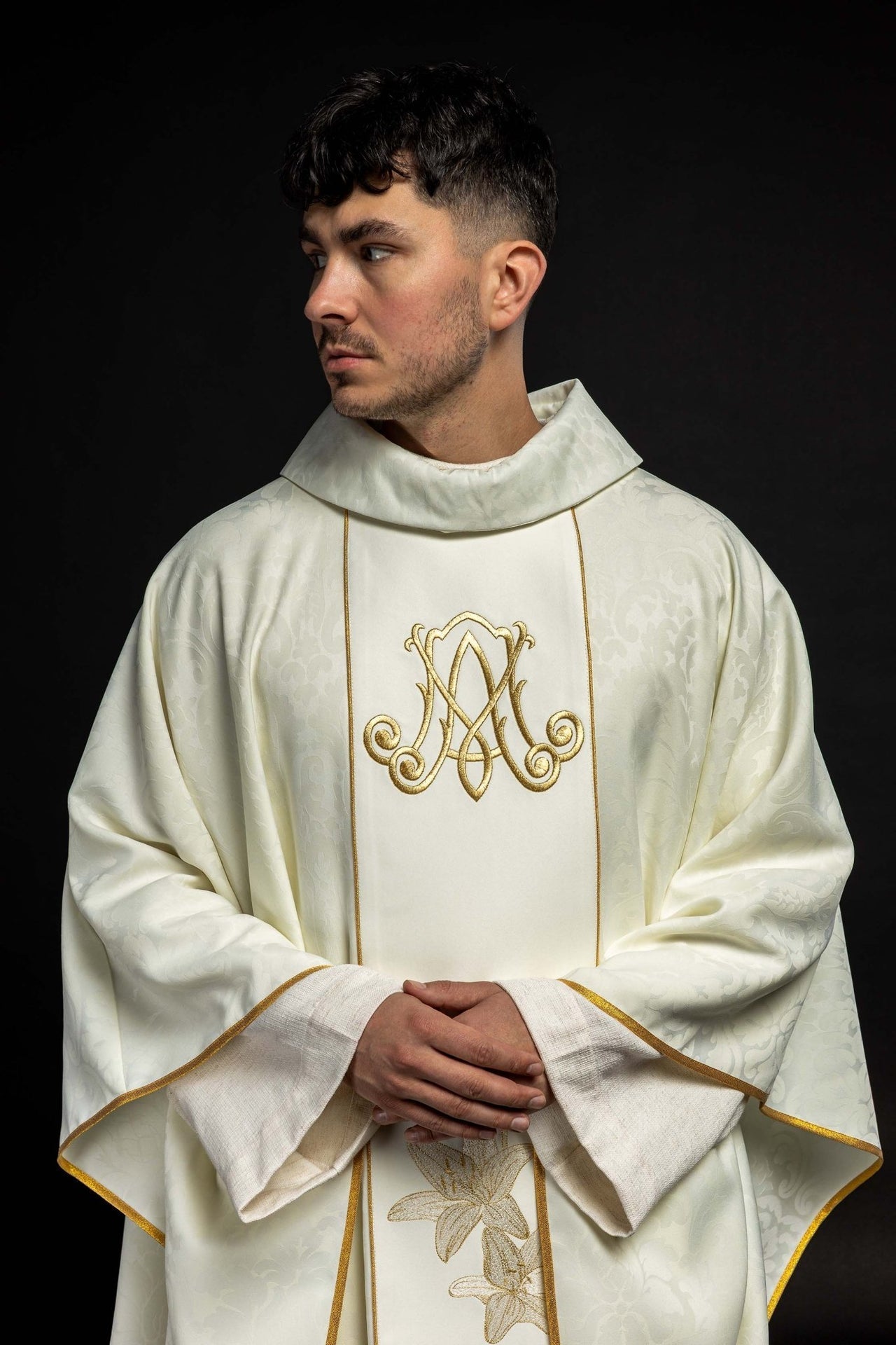 Maryjny Ornat Liturgiczny z Haftem Lilli Złotych - Szaty Maryjne - SZATYLITURGICZNE.PL