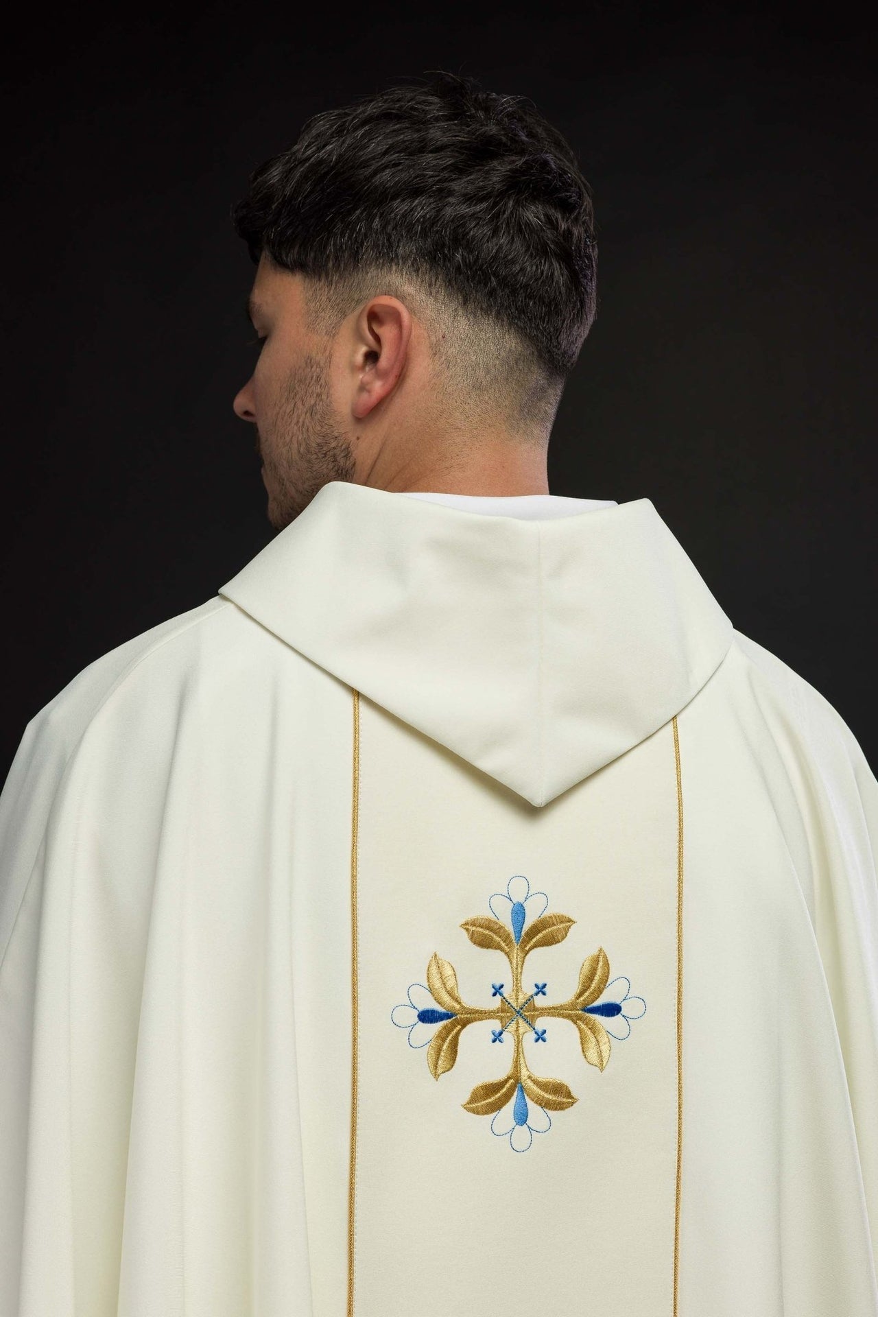 Maryjny Ornat Liturgiczny z Haftowanym Herbem i Złotą Lamówką - SZATYLITURGICZNE.PL