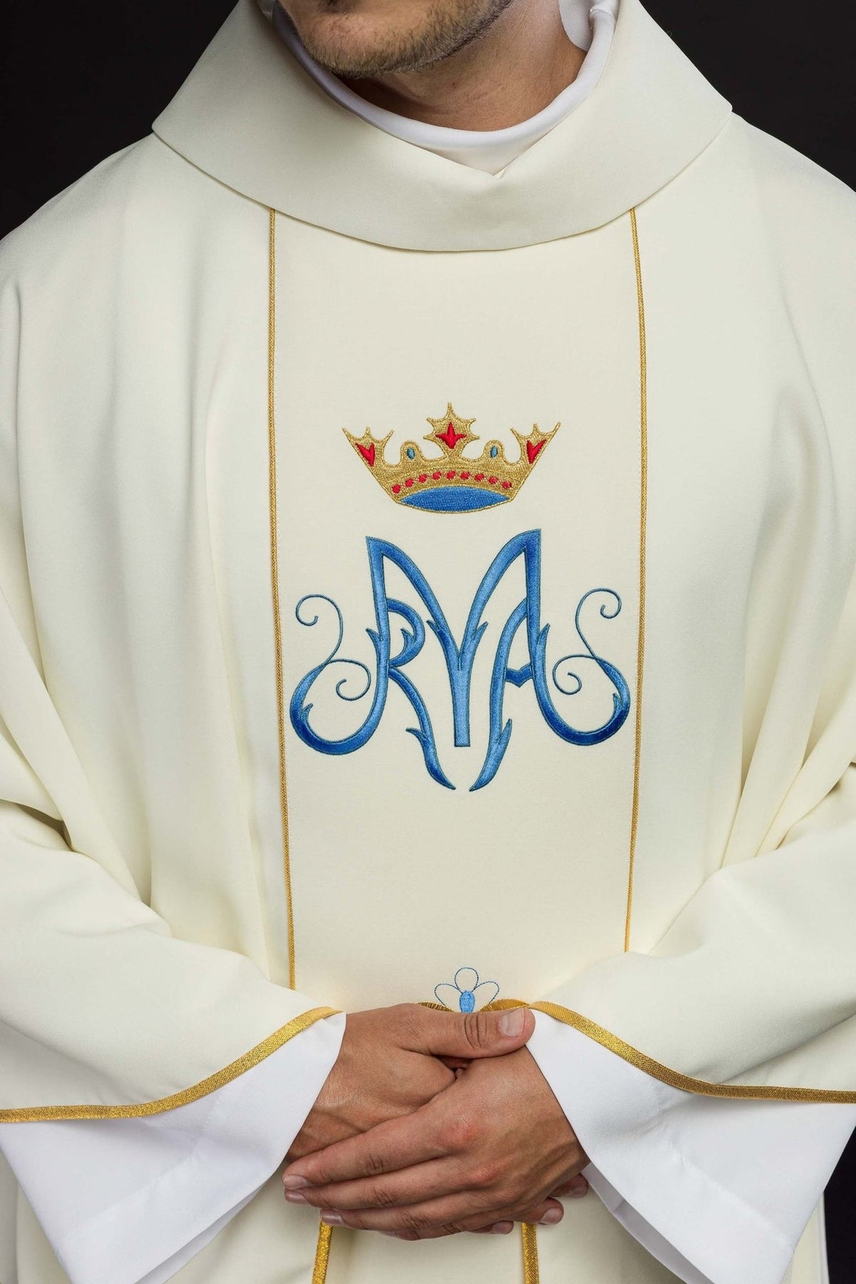 Maryjny Ornat Liturgiczny z Haftowanym Herbem i Złotą Lamówką - SZATYLITURGICZNE.PL