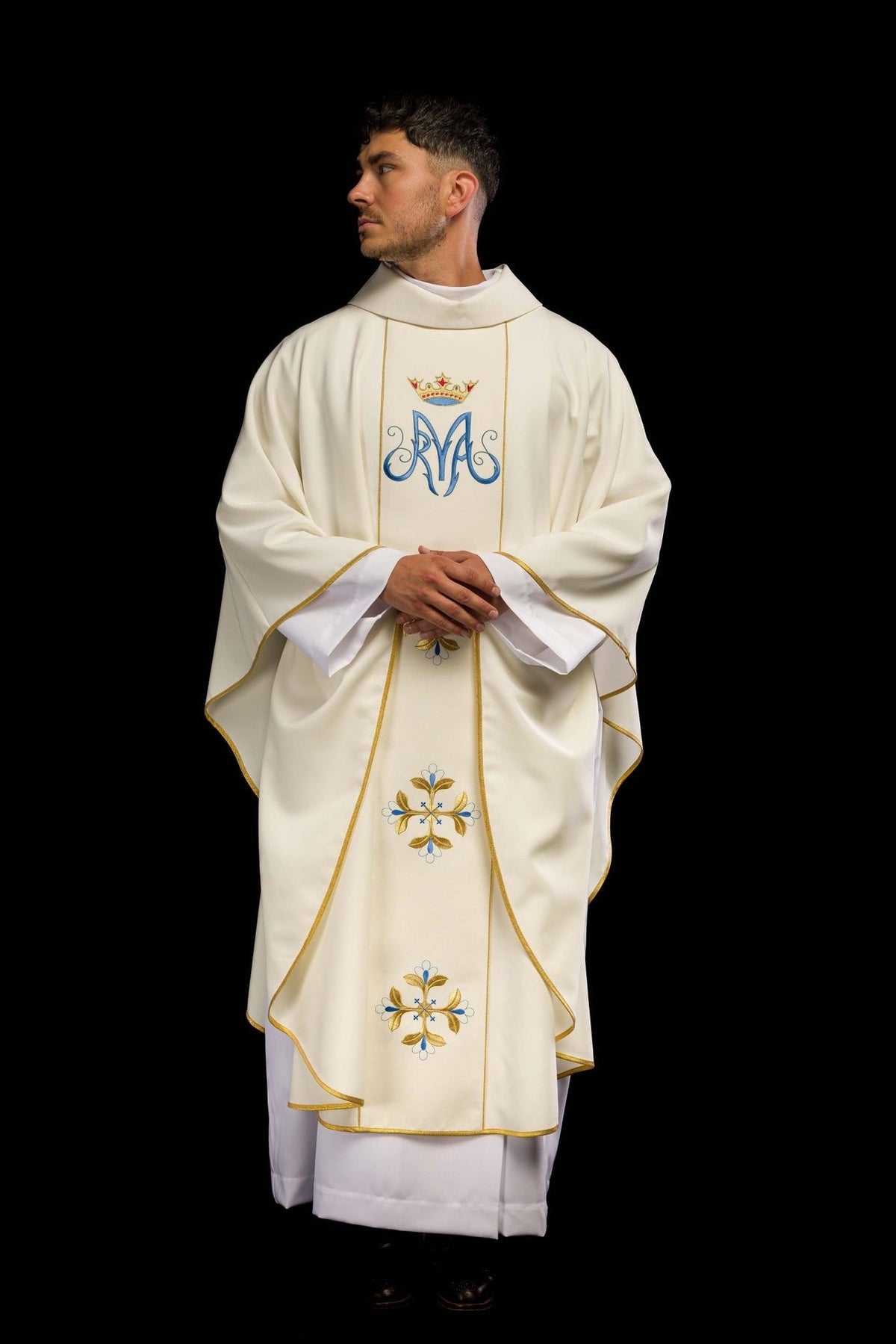 Maryjny Ornat Liturgiczny z Haftowanym Herbem i Złotą Lamówką - SZATYLITURGICZNE.PL