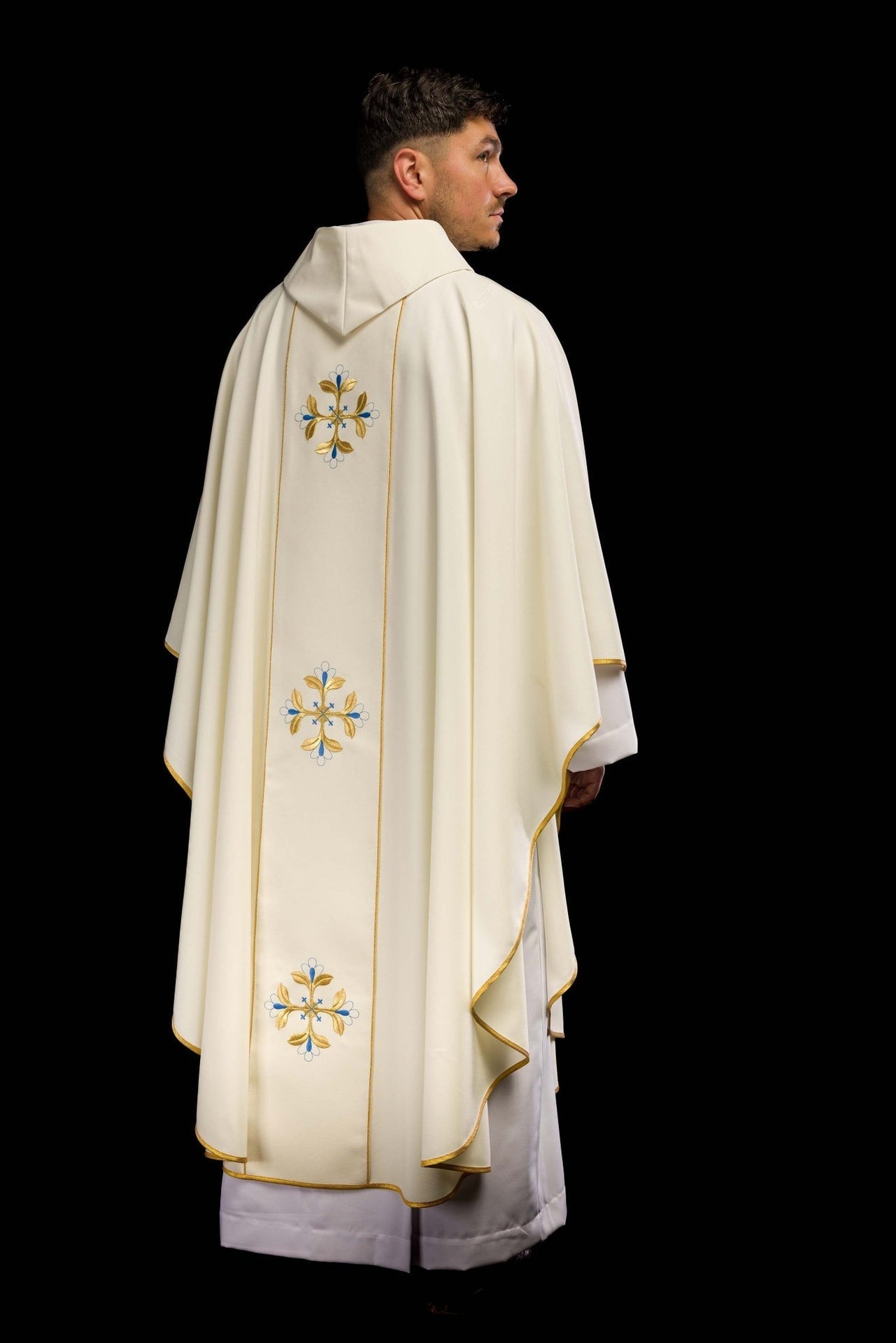 Maryjny Ornat Liturgiczny z Haftowanym Herbem i Złotą Lamówką - SZATYLITURGICZNE.PL