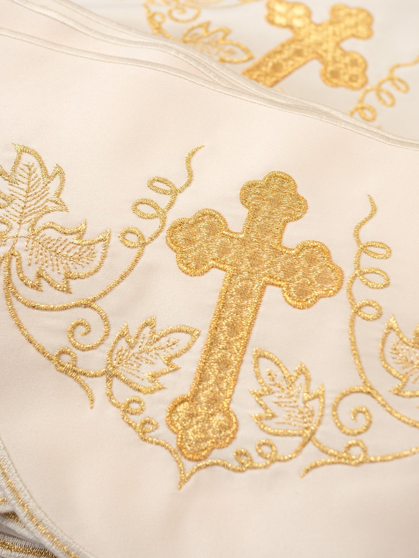 Metraż z haftem czołowym Krzyż i Winogrona ecru - SZATYLITURGICZNE.PL