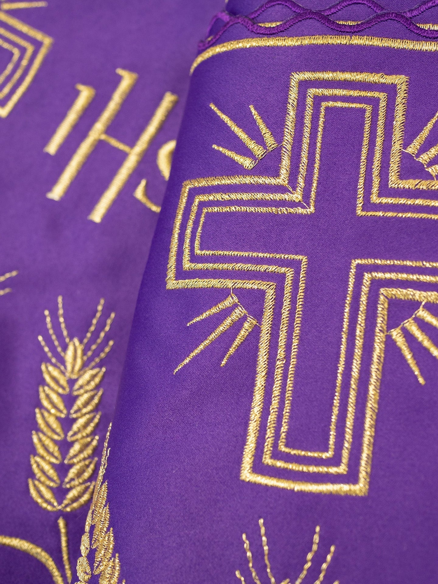 Metraż z monogramem IHS w kolorze czerwonym motywem krzyża - SZATYLITURGICZNE.PL