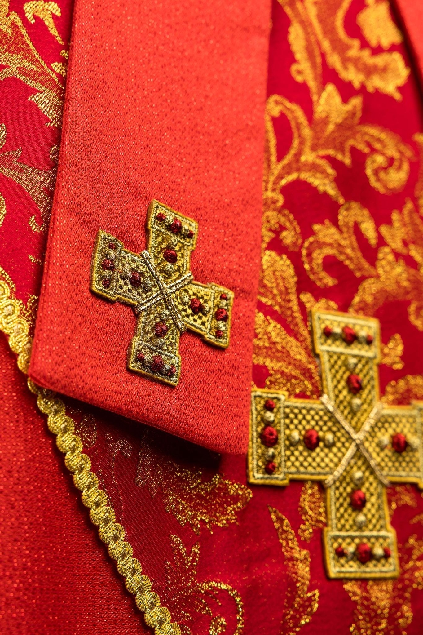 Mitra haftowana z krzyżem ozdobiona tkaniną żakardową czerwona - SZATYLITURGICZNE.PL