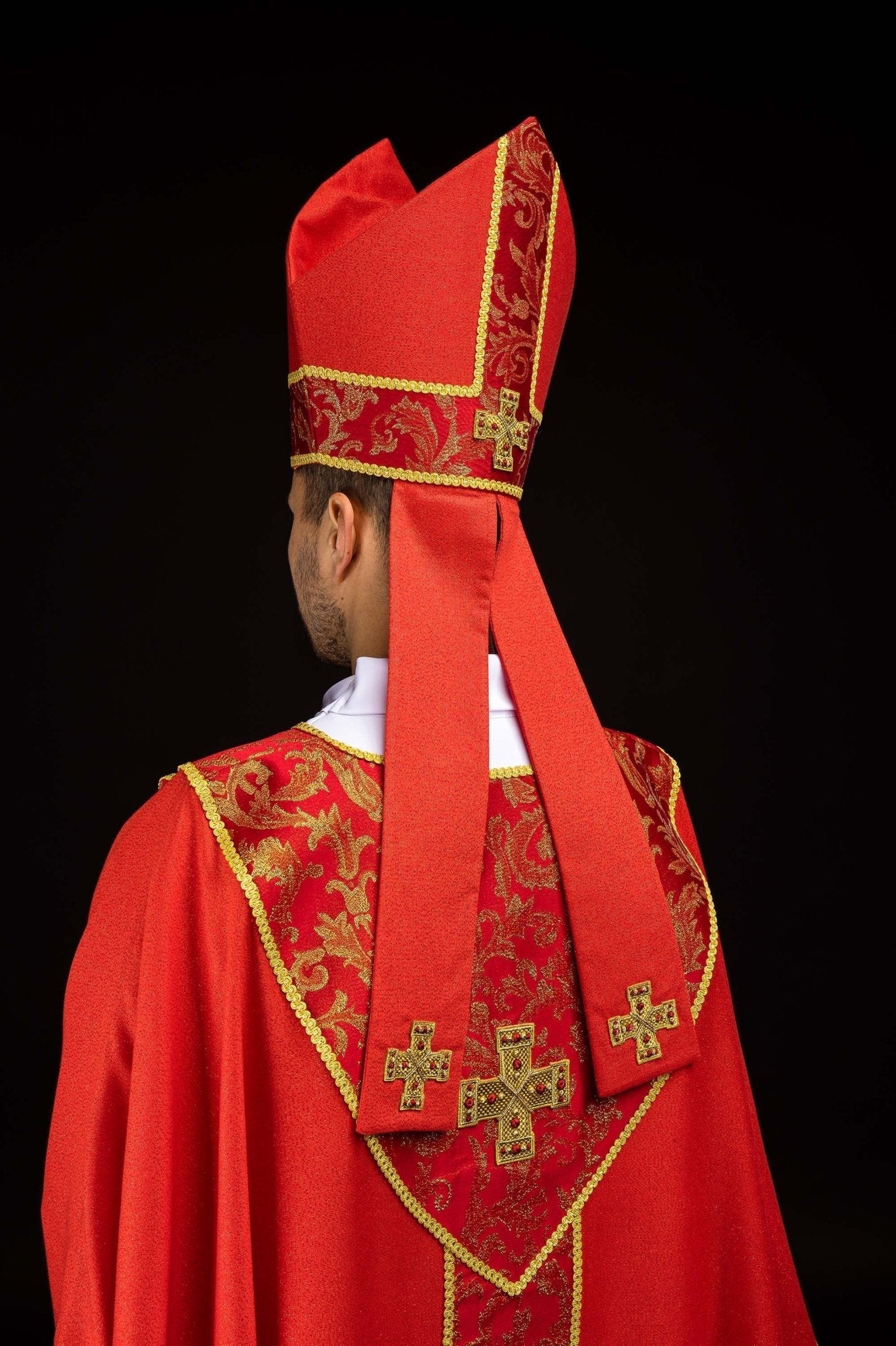 Mitra haftowana z krzyżem ozdobiona tkaniną żakardową czerwona - SZATYLITURGICZNE.PL