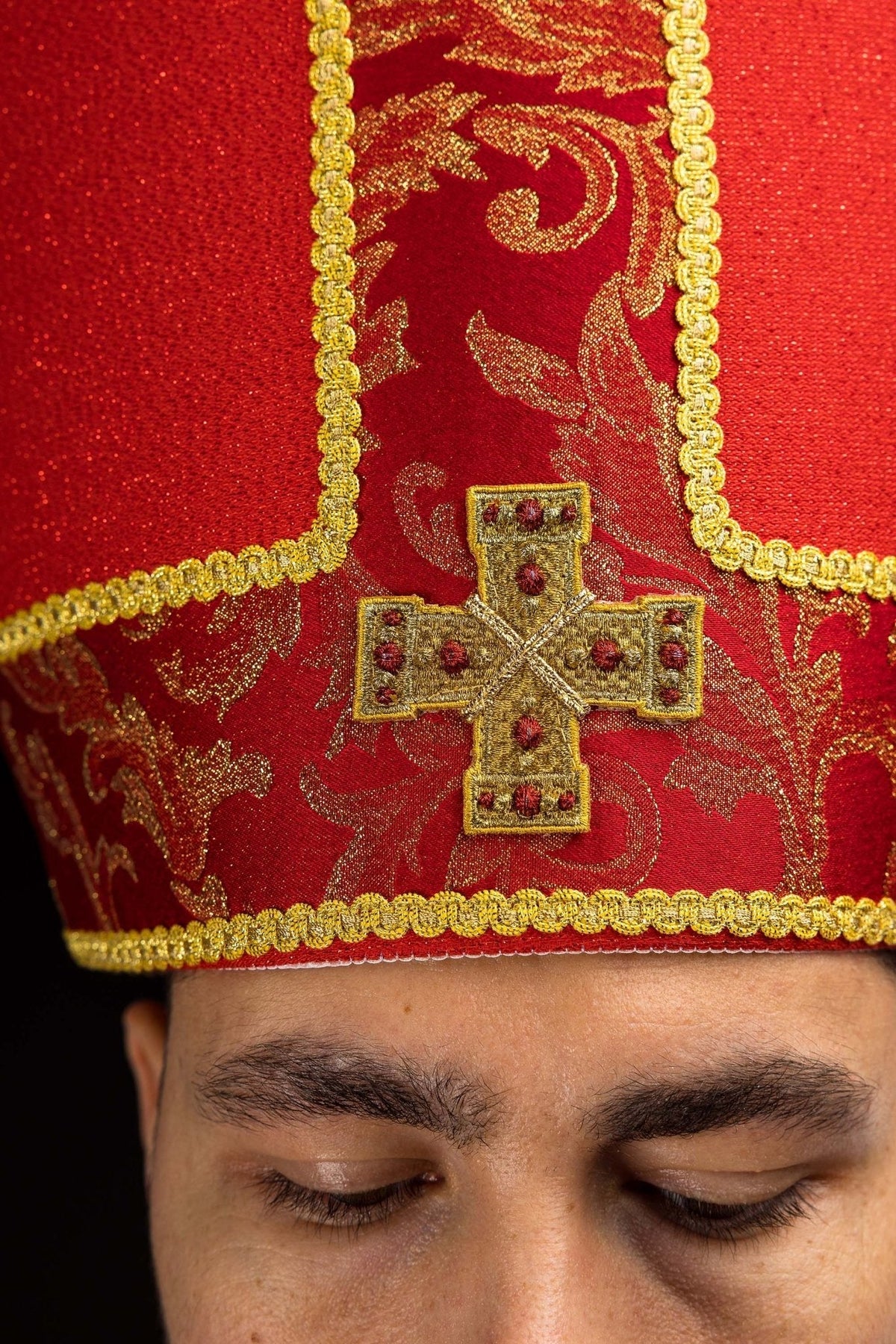 Mitra haftowana z krzyżem ozdobiona tkaniną żakardową czerwona - SZATYLITURGICZNE.PL