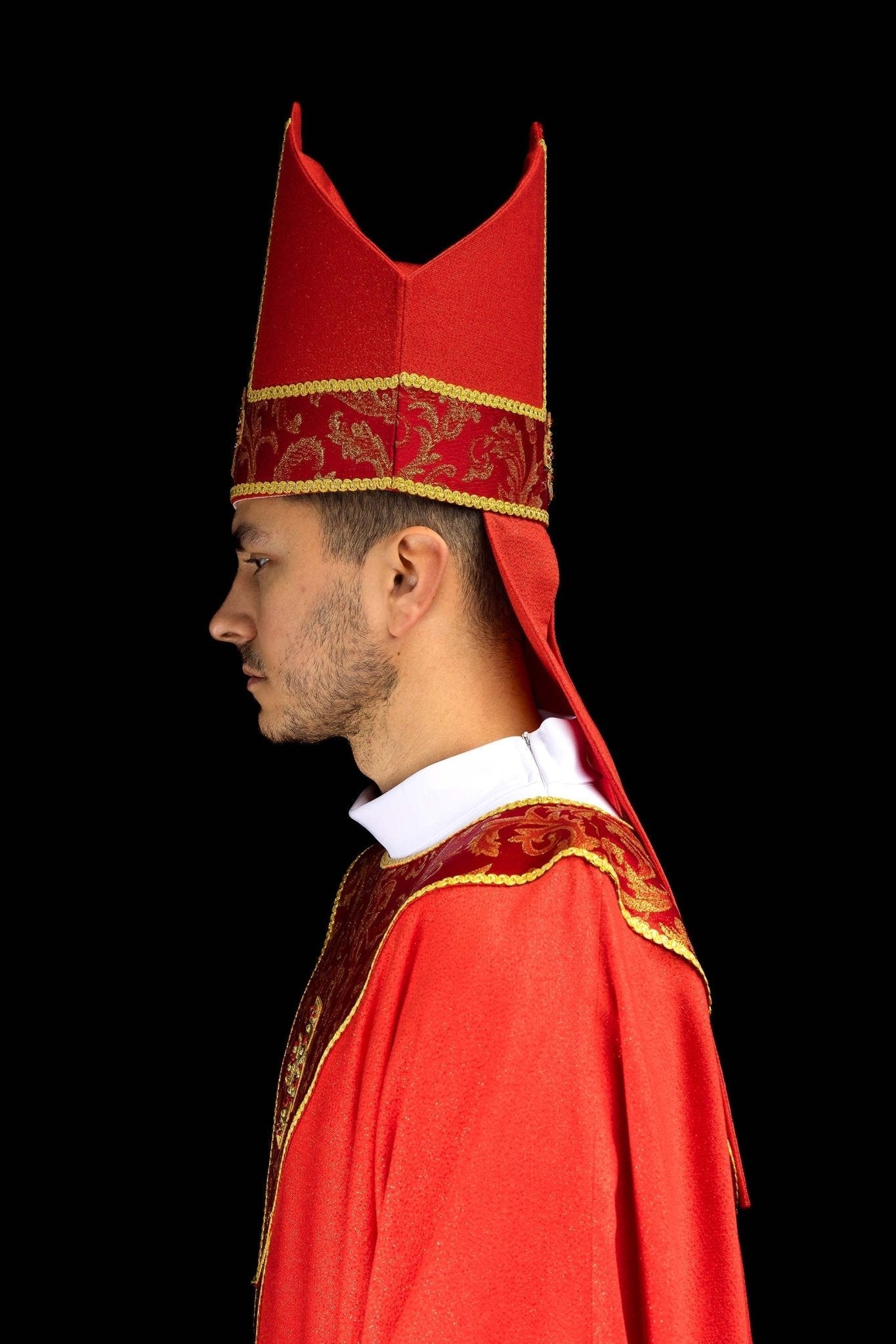 Mitra haftowana z krzyżem ozdobiona tkaniną żakardową czerwona - SZATYLITURGICZNE.PL