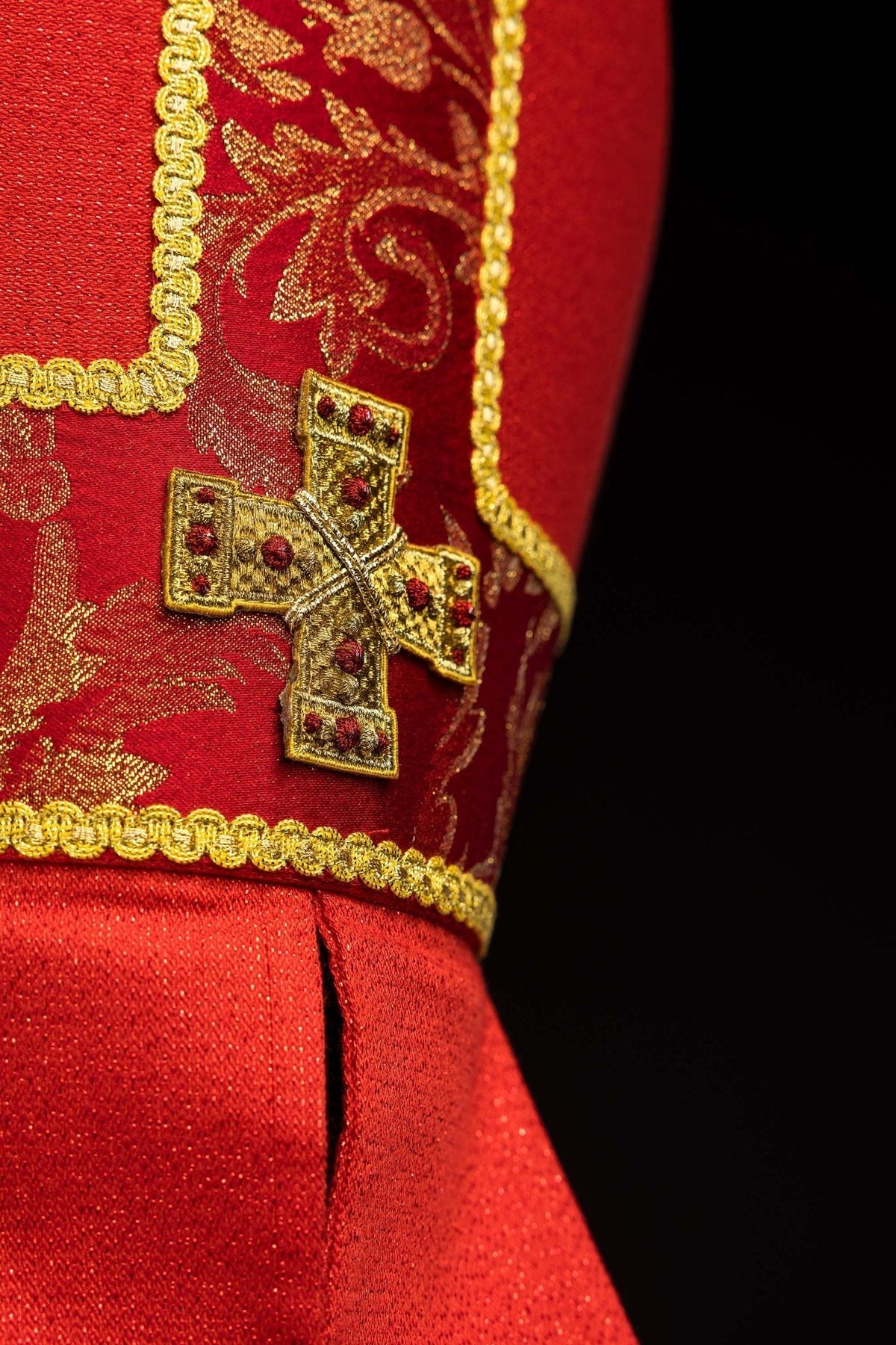 Mitra haftowana z krzyżem ozdobiona tkaniną żakardową czerwona - SZATYLITURGICZNE.PL