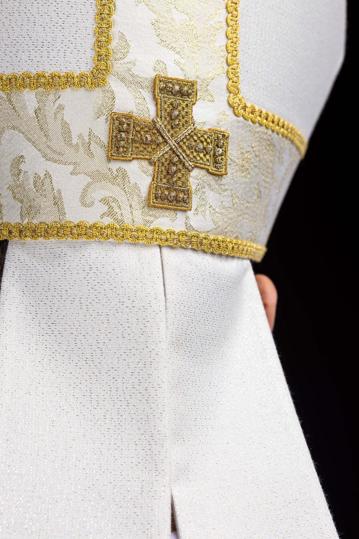 Mitra haftowana z krzyżem ozdobiona tkaniną żakardową ecru - SZATYLITURGICZNE.PL