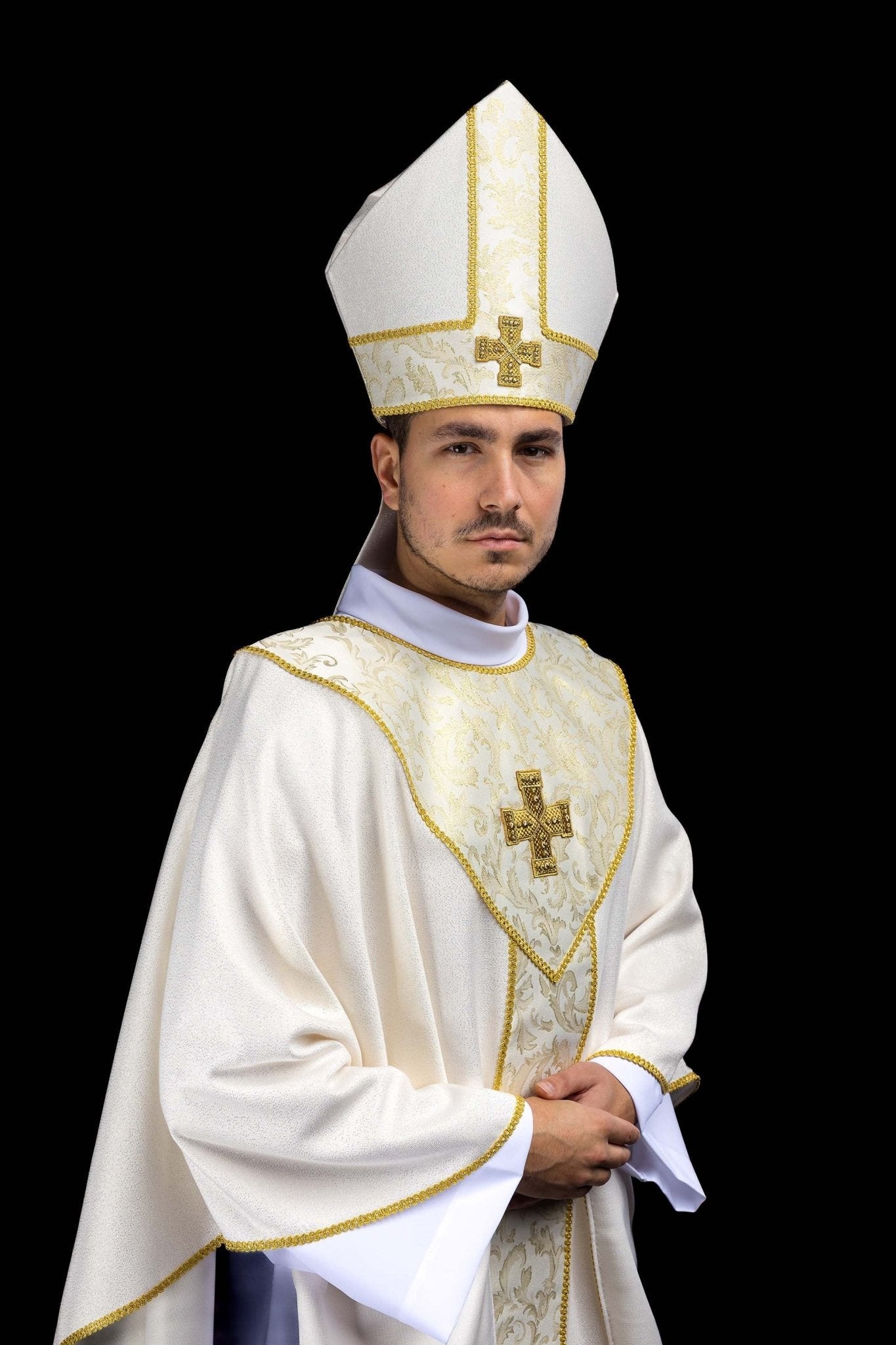 Mitra haftowana z krzyżem ozdobiona tkaniną żakardową ecru - SZATYLITURGICZNE.PL