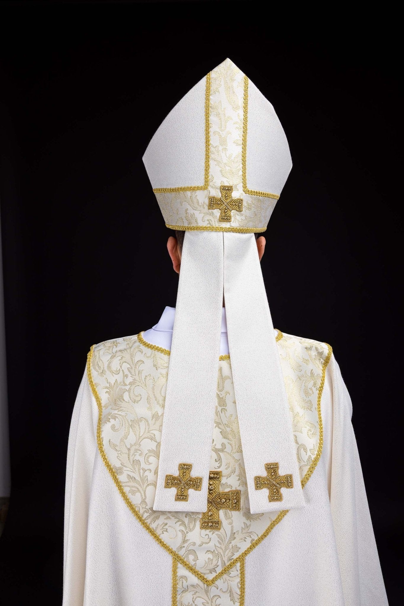 Mitra haftowana z krzyżem ozdobiona tkaniną żakardową ecru - SZATYLITURGICZNE.PL